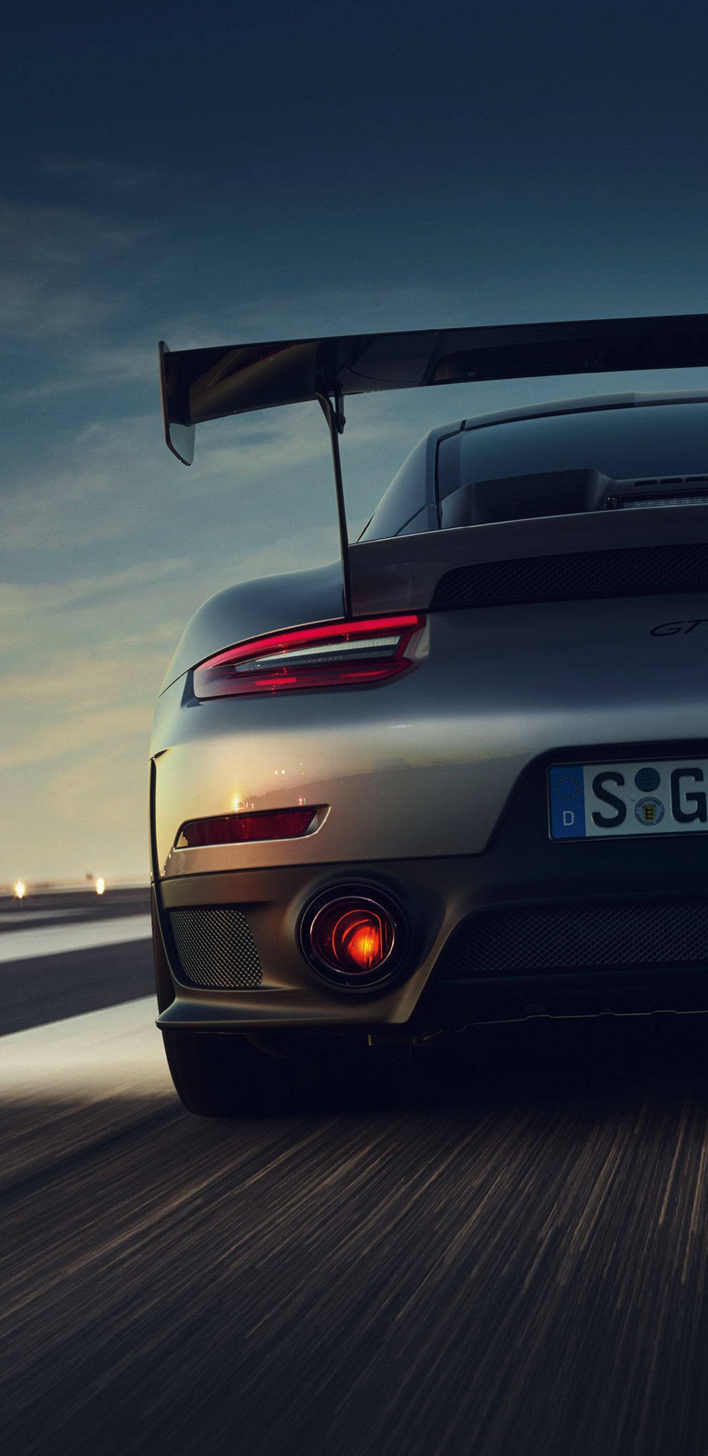 Hãy tải về nền cho iPhone với hình ảnh chiếc xe Porsche 911 GT2 như thể bạn đang sở hữu nó. Với tầm nhìn rộng mở và kiểu dáng thể thao, chiếc xe này đáng được sử dụng làm hình nền cho điện thoại của bạn.