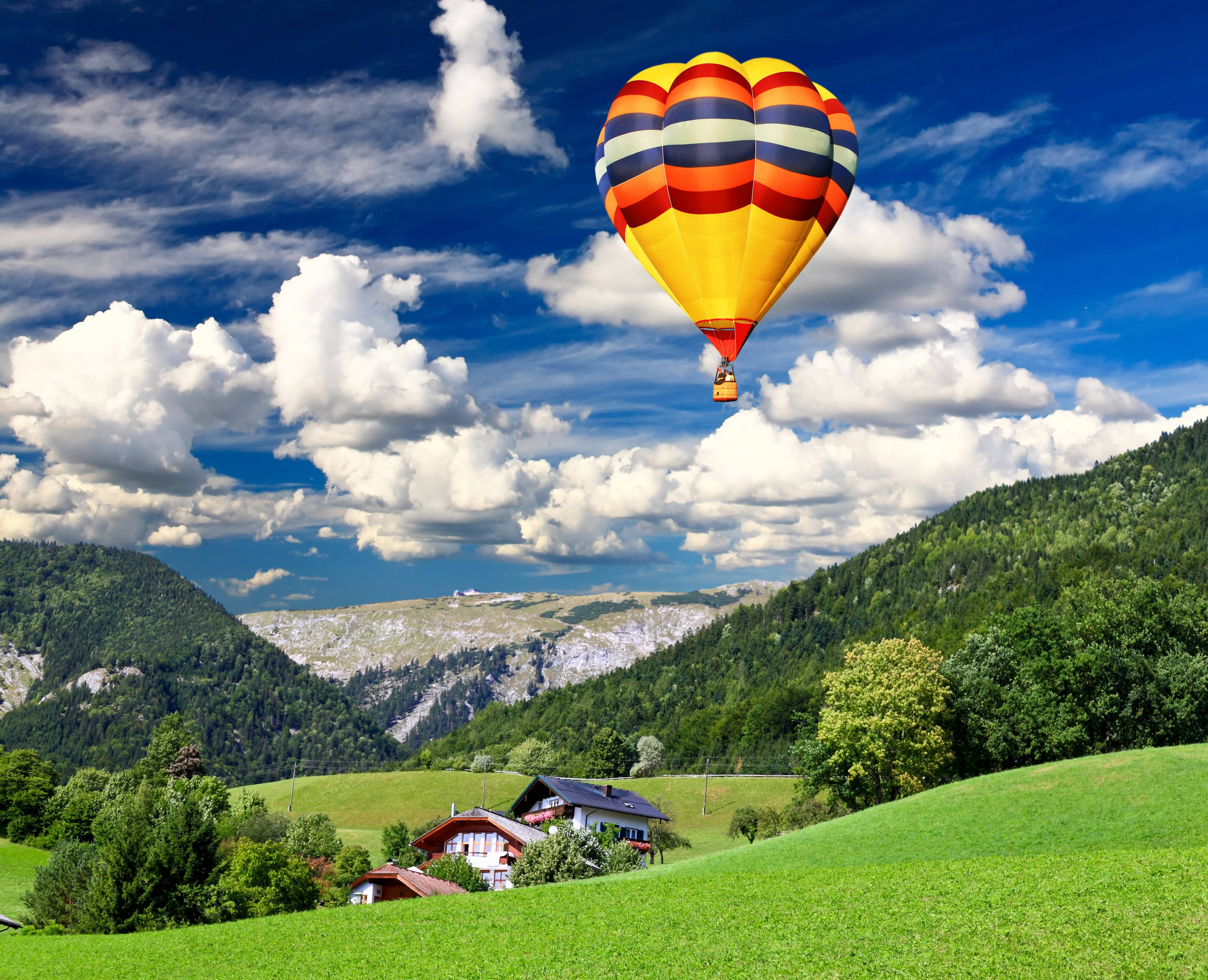 Download Green Hill And Hot Air Balloon Wallpaper 