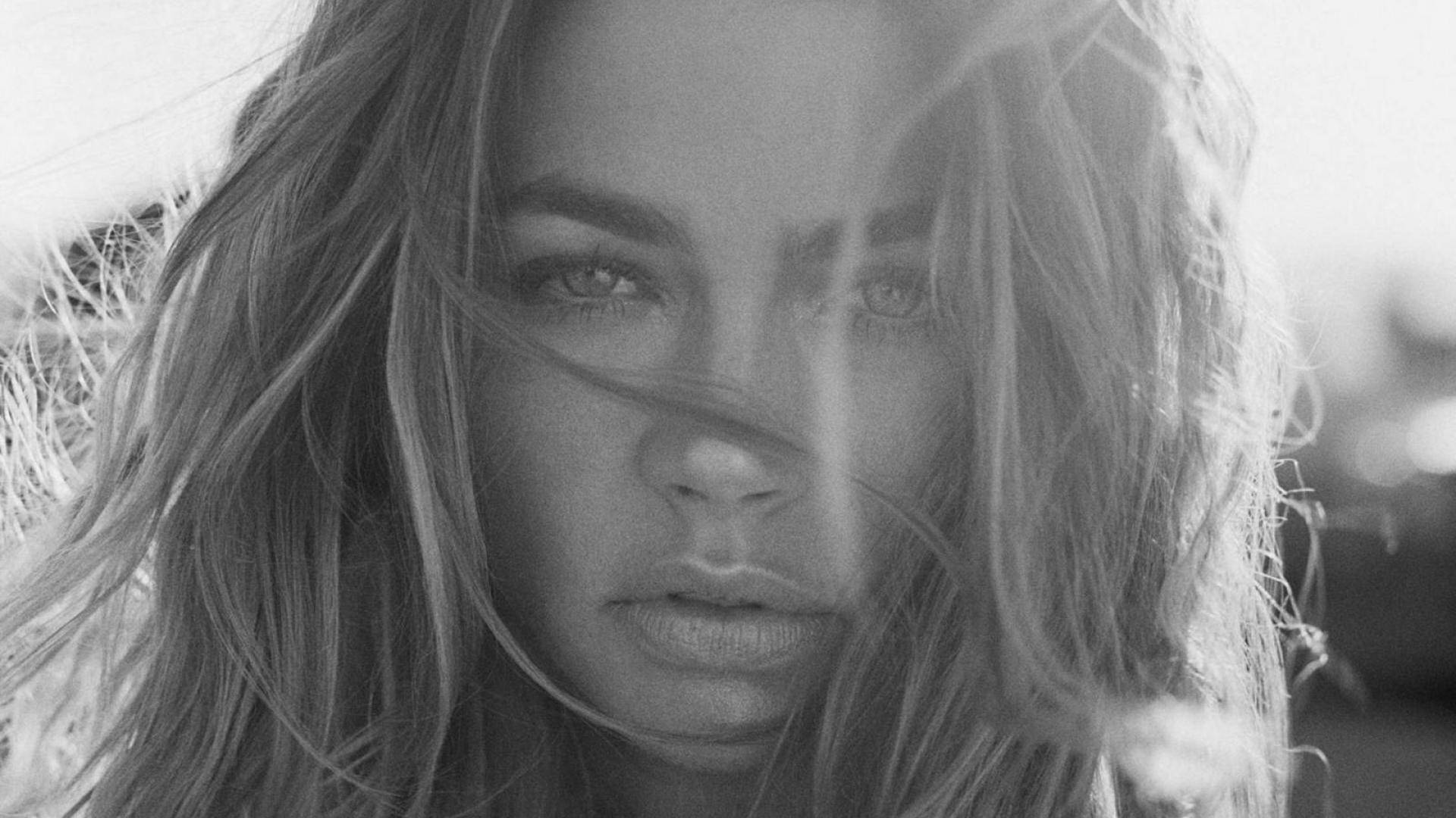 Download Hollywood Star Denise Richards Black And White Headshot