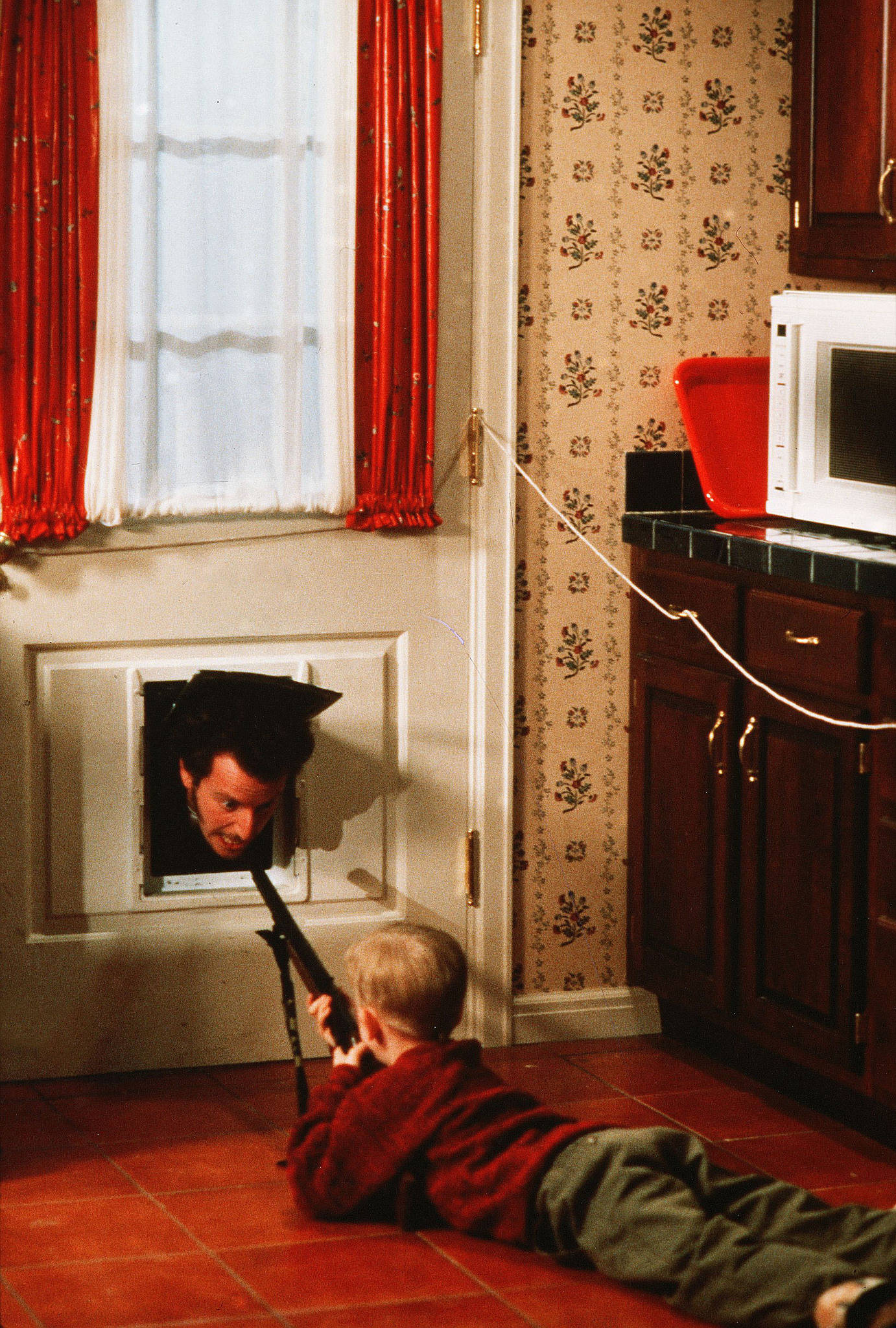 Download Home Alone Kevin Waving Wallpaper | Wallpapers.com