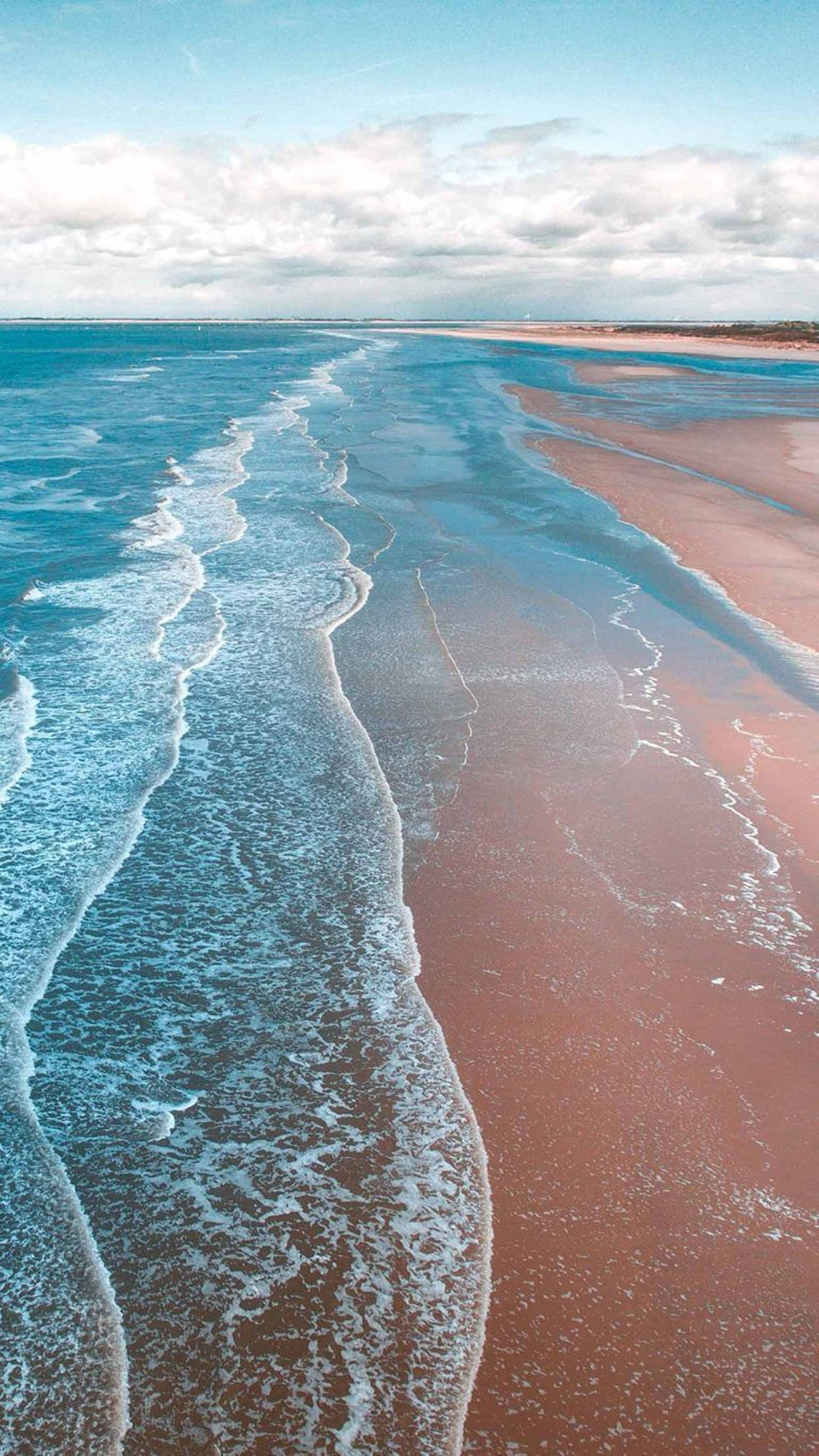 Thưởng thức bức ảnh Wallpaper iPhone XS đầy màu sắc với chủ đề biển đại dương, bạn như được đắm mình trong khung cảnh dịu dàng của cát và sóng biển. Hãy khai thông sự trí tưởng tượng của bạn và tìm hiểu ngay bức hình nền mới nhất này.