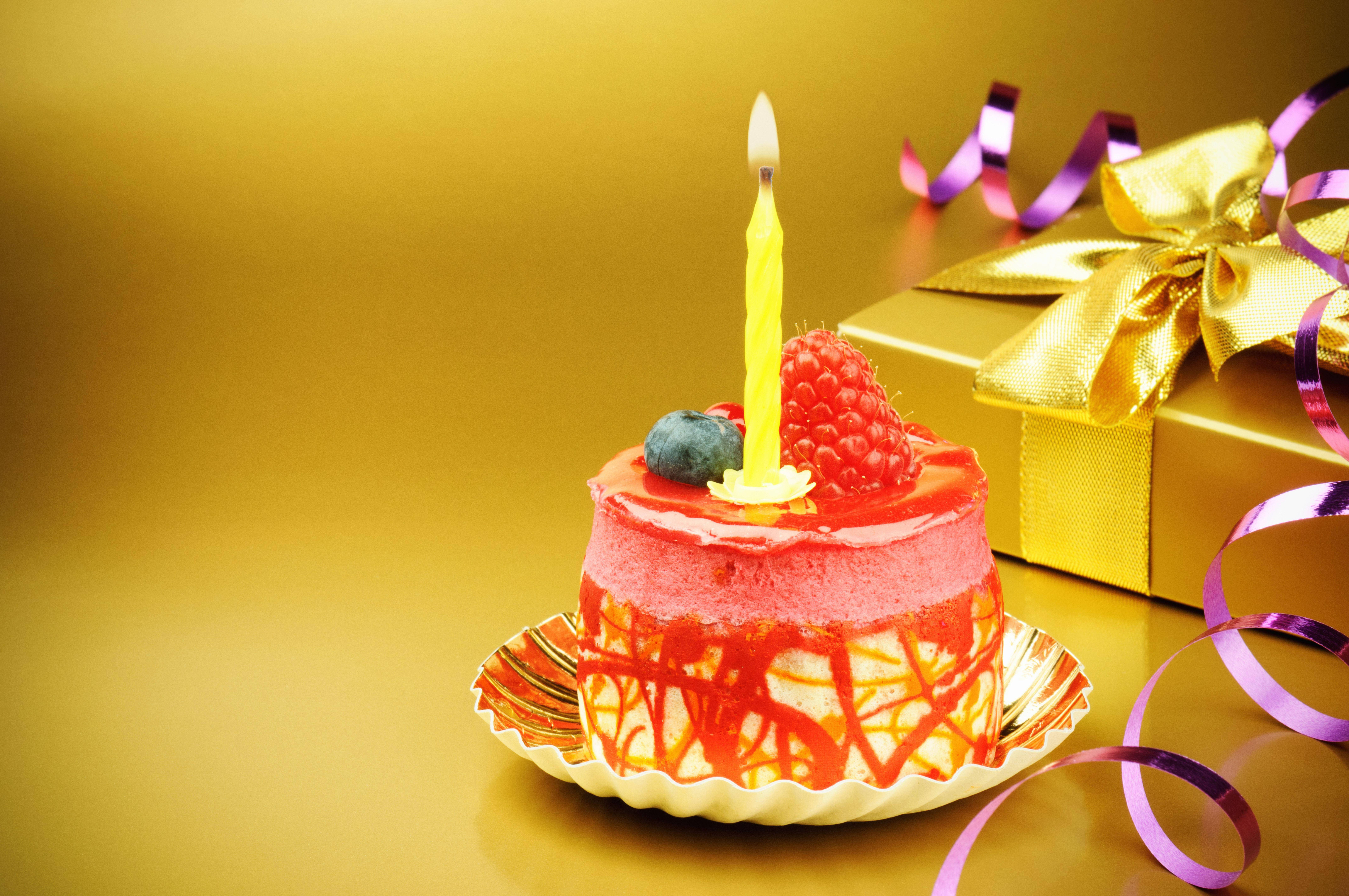 С днем рождения. Открытка торт. Картинки с днём рождения. Поздравляю с днём рождения тортик.