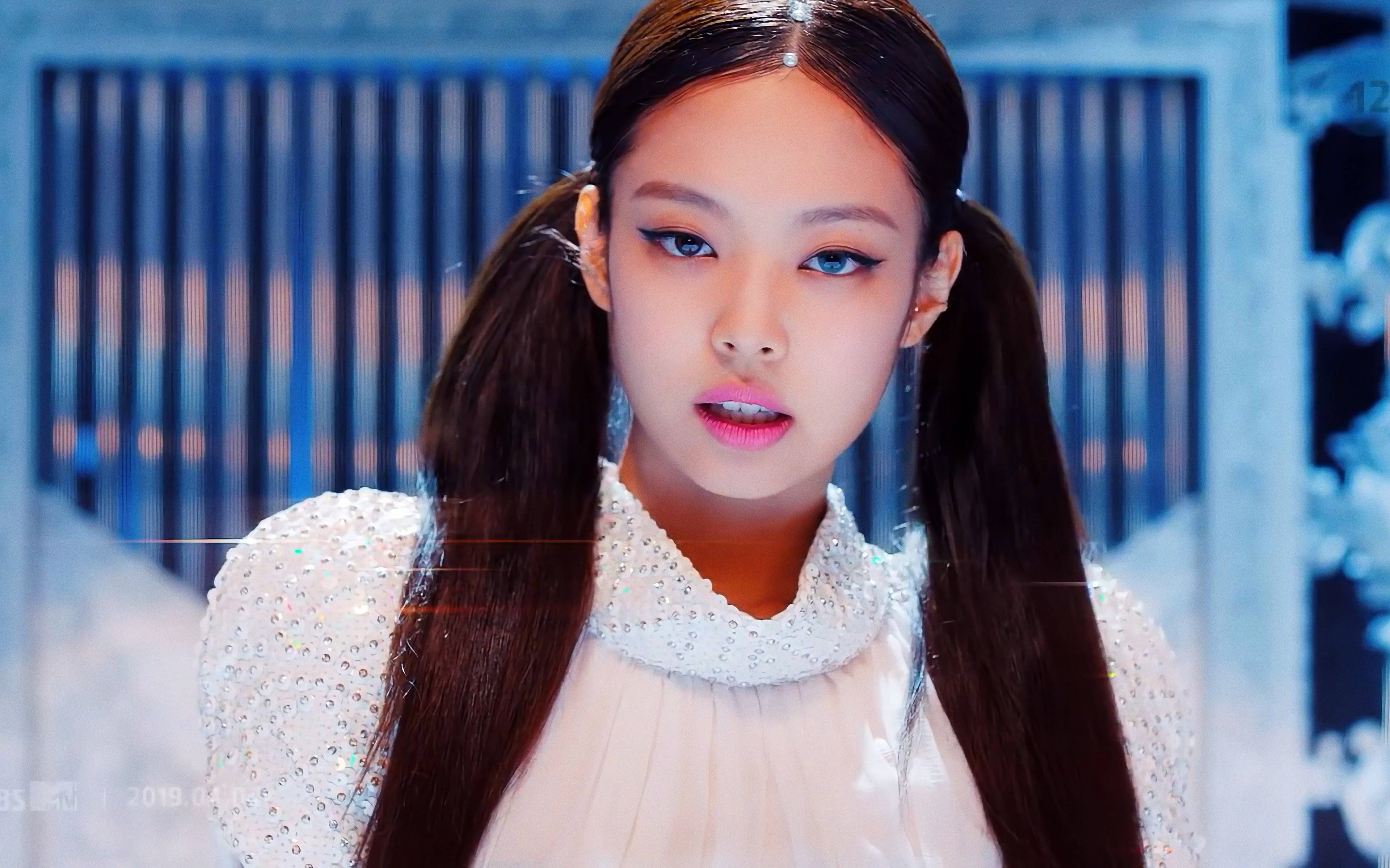 Download Jennie Kim On A Cateye Look Wallpaper | Wallpapers.com