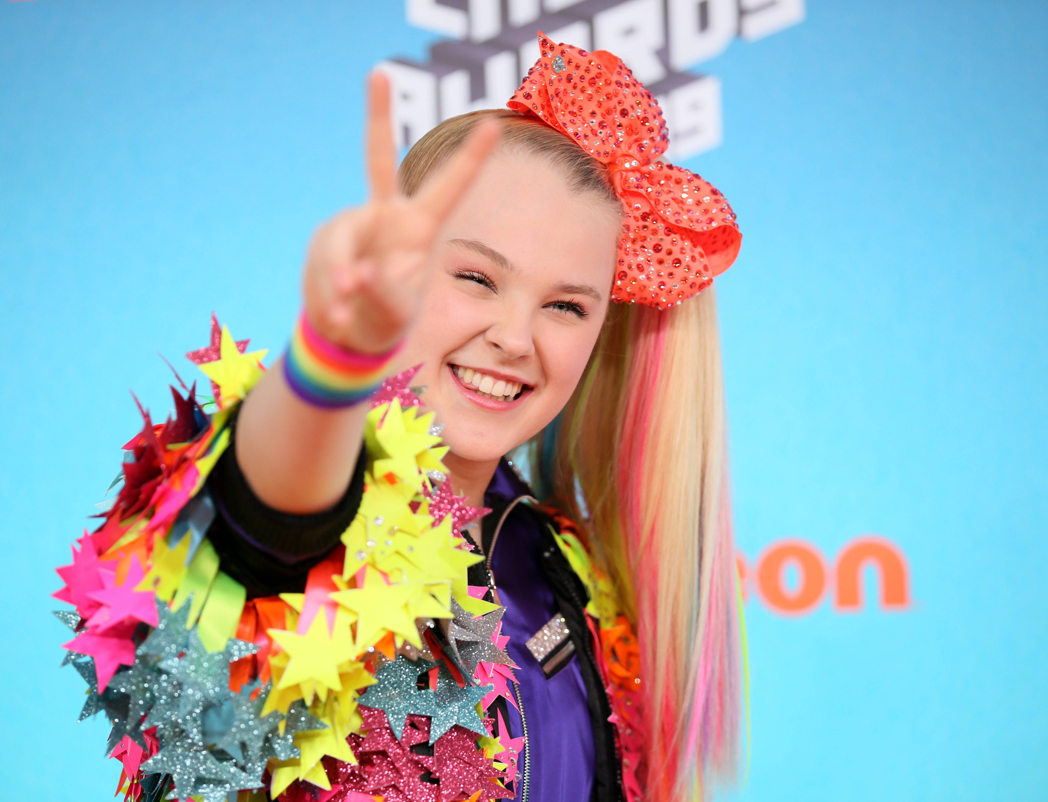 Jojo siwa. Jojo Siwa растяжка. Jojo Siwa машина. Jojo Siwa House.