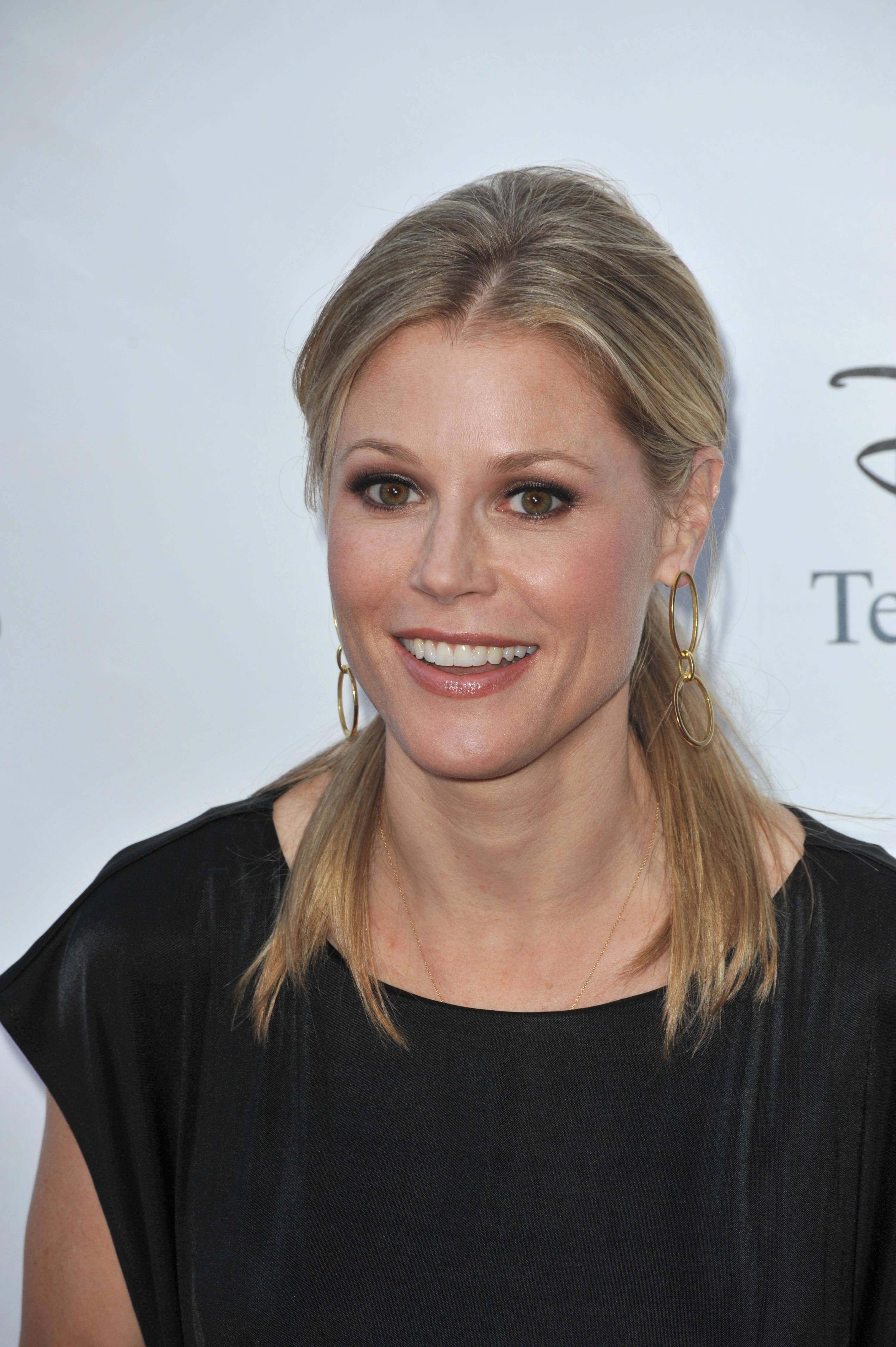 Download Julie Bowen Celebrity Wallpaper | Wallpapers.com