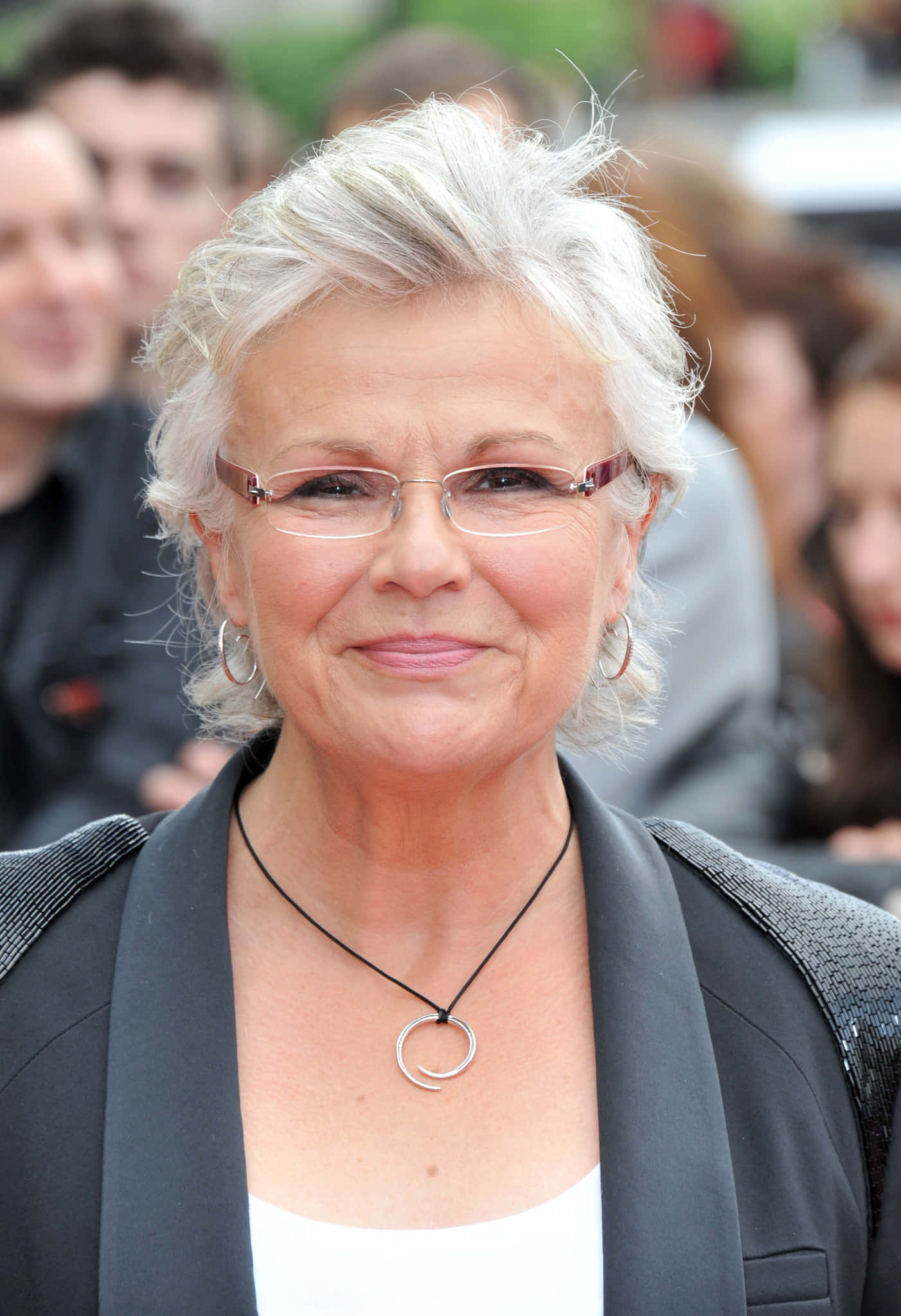 Download Julie Walters Smiling Elegantly In Live Event Wallpaper