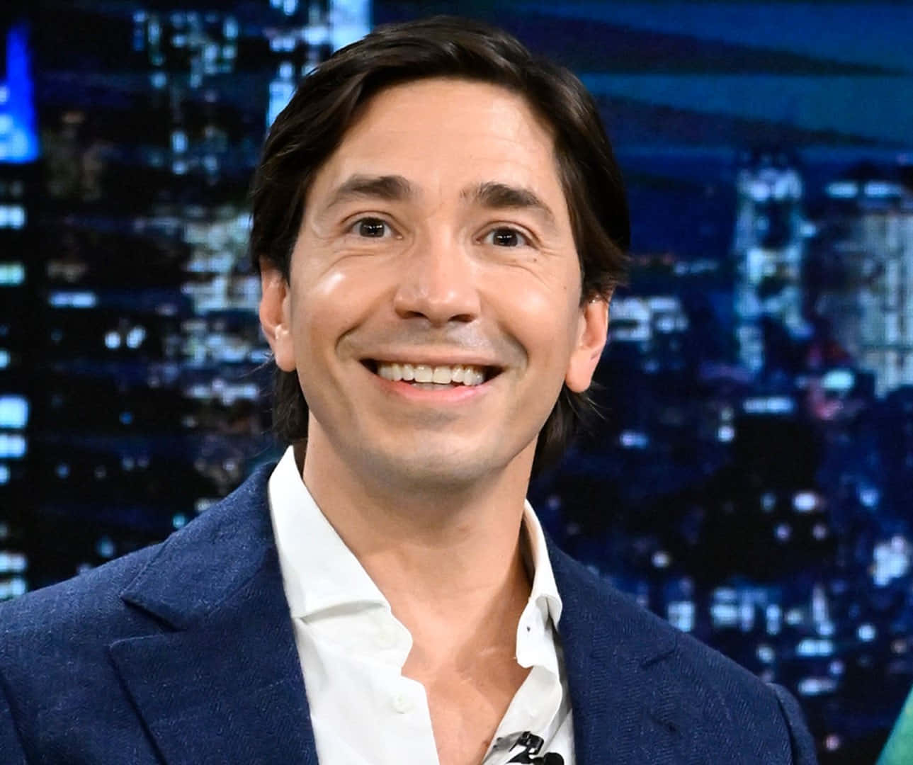 Download Justin Long 1289 X 1080 Wallpaper Wallpaper | Wallpapers.com