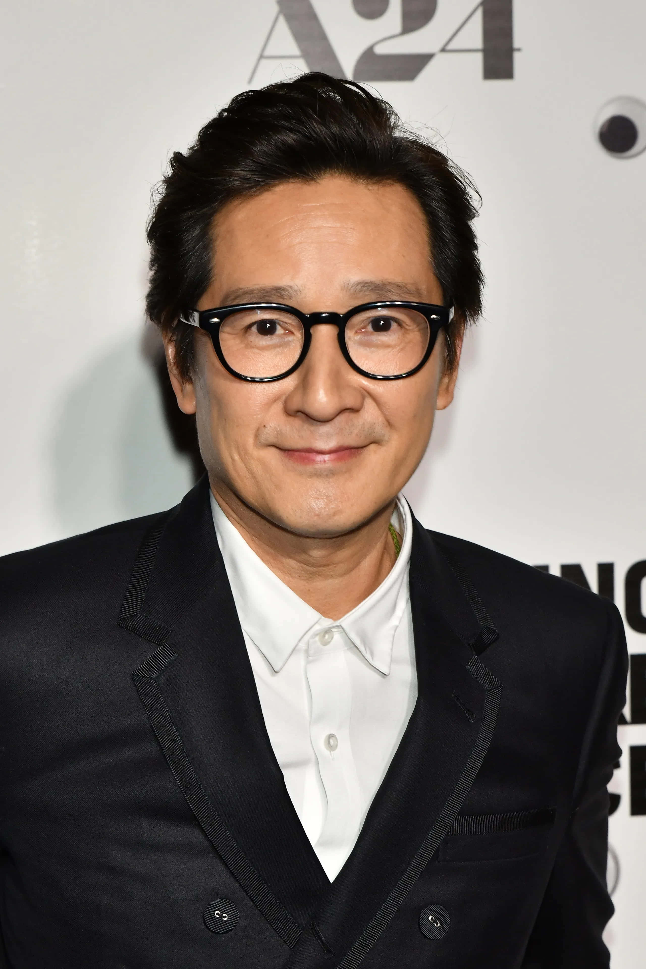 Download Ke Huy Quan 2560 X 3840 Wallpaper Wallpaper | Wallpapers.com