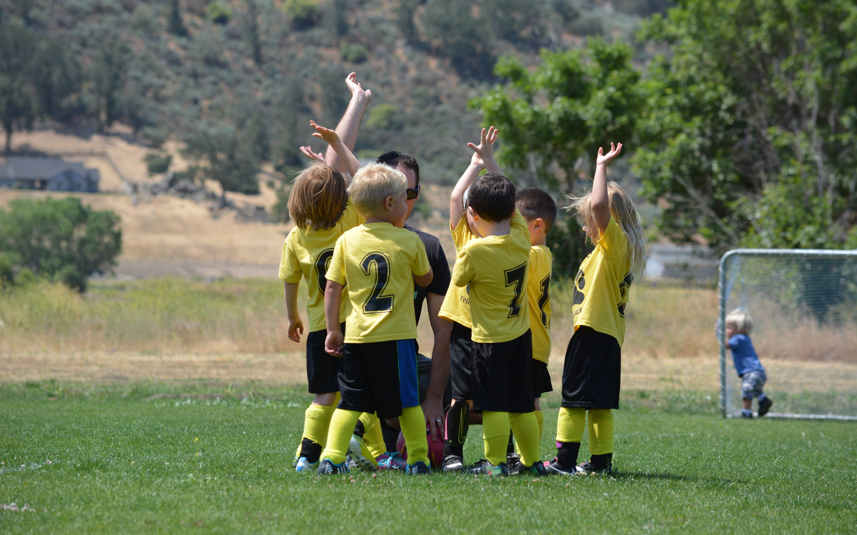 Футбол урок 1. Футбол дети. Футбольная школа. Дети играют в футбол. Дружба в детском футболе.