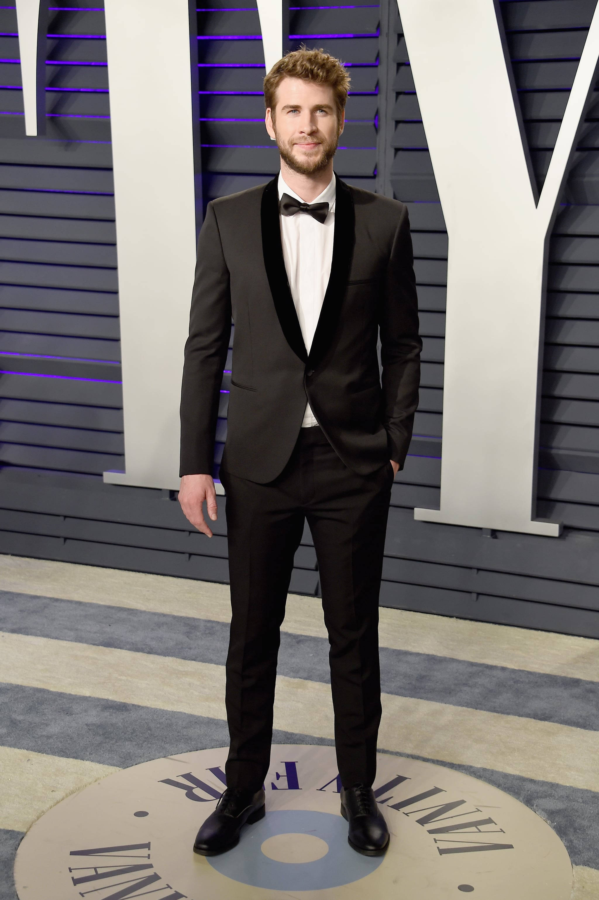 Download Liam Hemsworth Suit Og Slips Wallpaper | Wallpapers.com