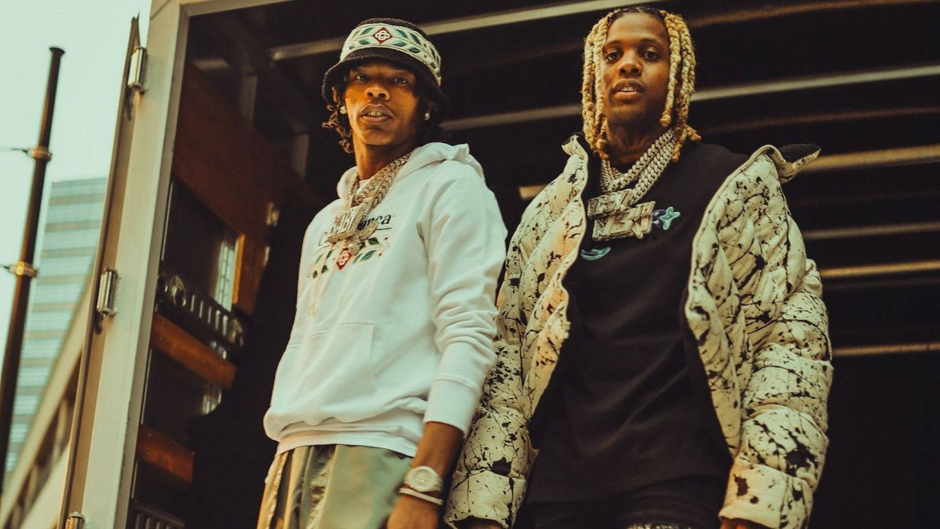 Downloaden Lil Durk Und Lil Baby Draußen Wallpaper | Wallpapers.com