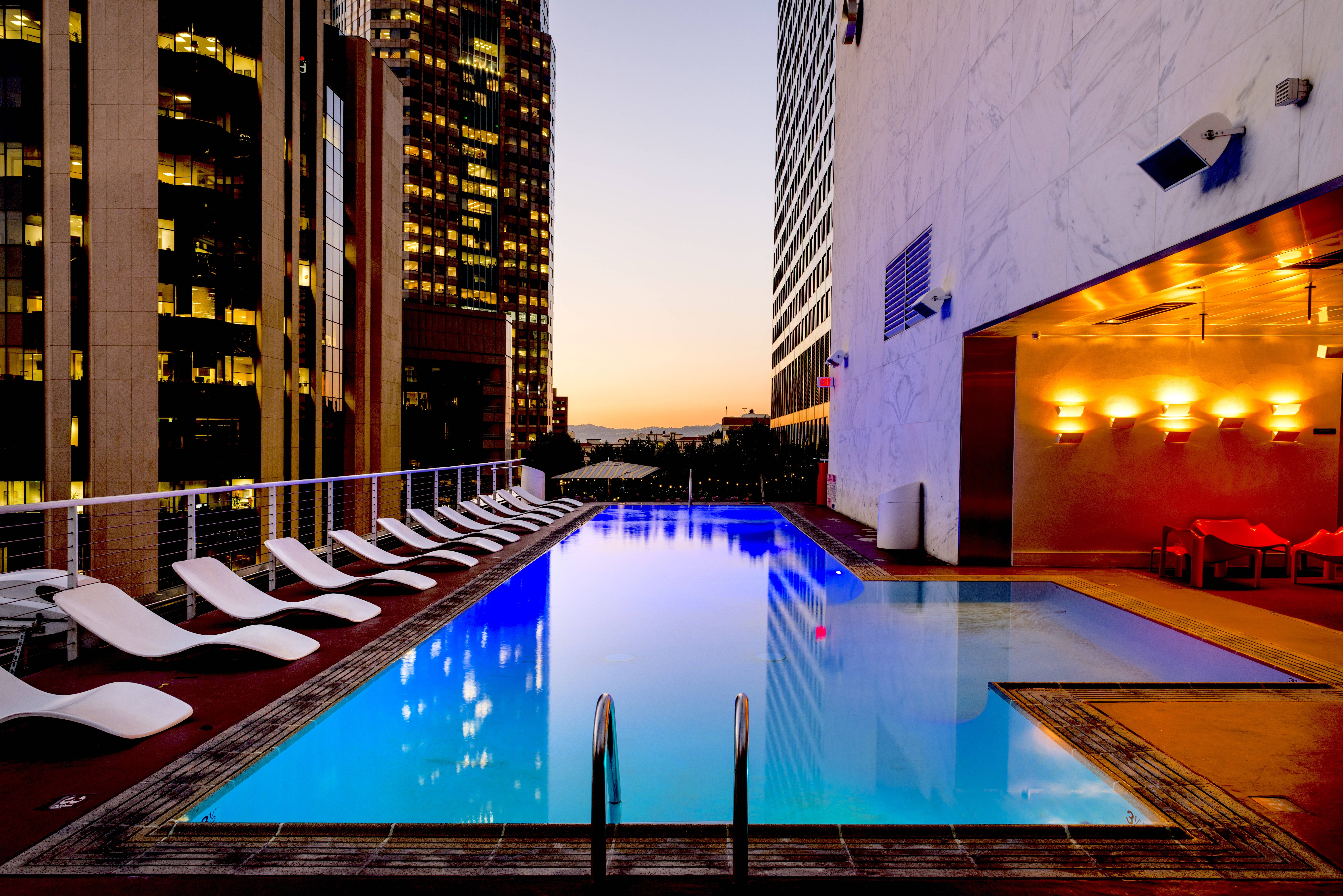 Los Angeles Hotel With Rooftop Pool Background