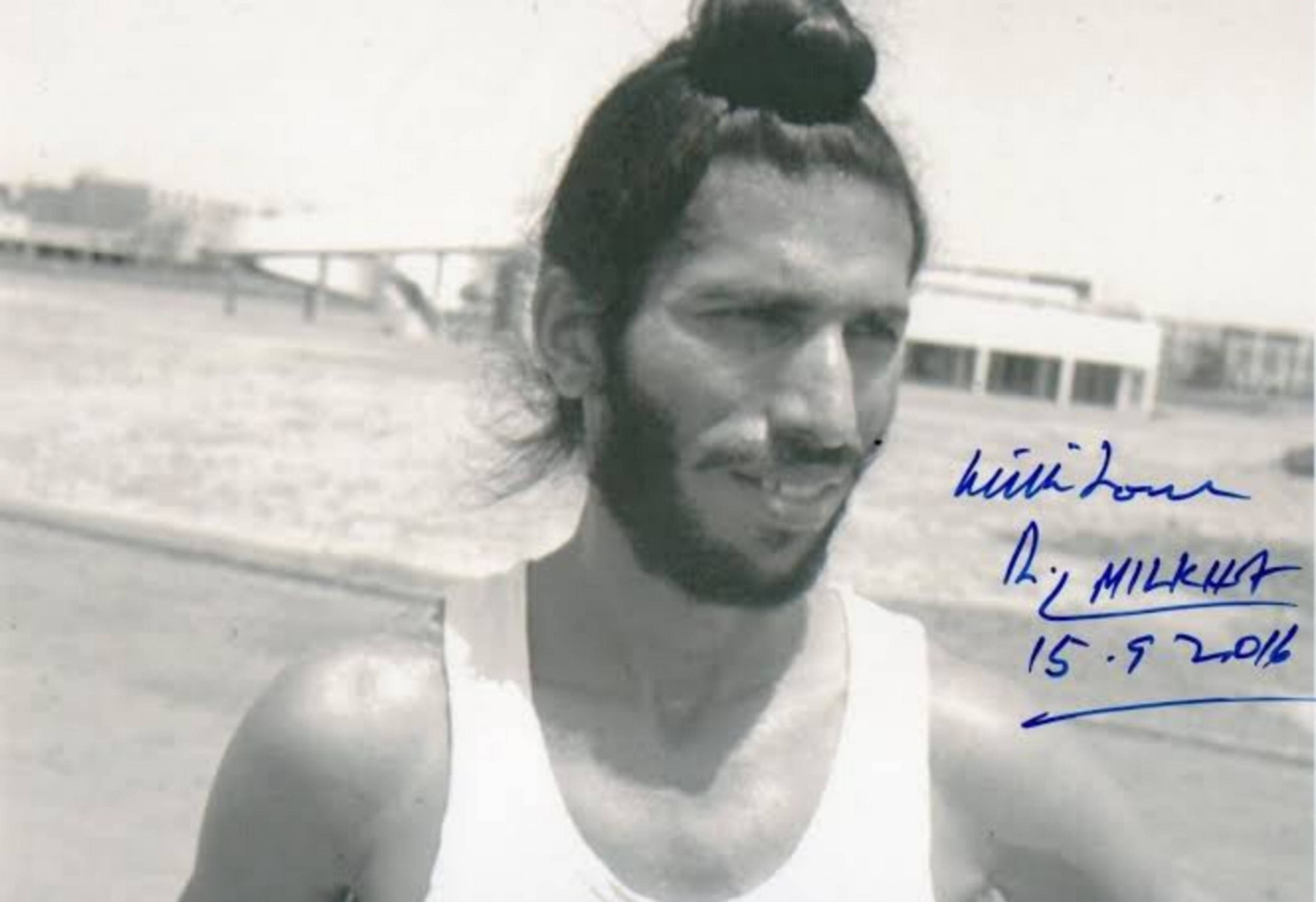 Download Milkha Singh Signed Candid Photo Wallpaper 
