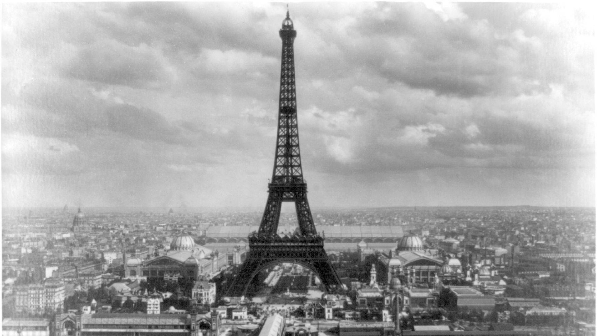 Первый появился во франции. Париж 1889 Эйфелева башня. Эйфелева башня 19 век. Эйфелева башня 1900 год.