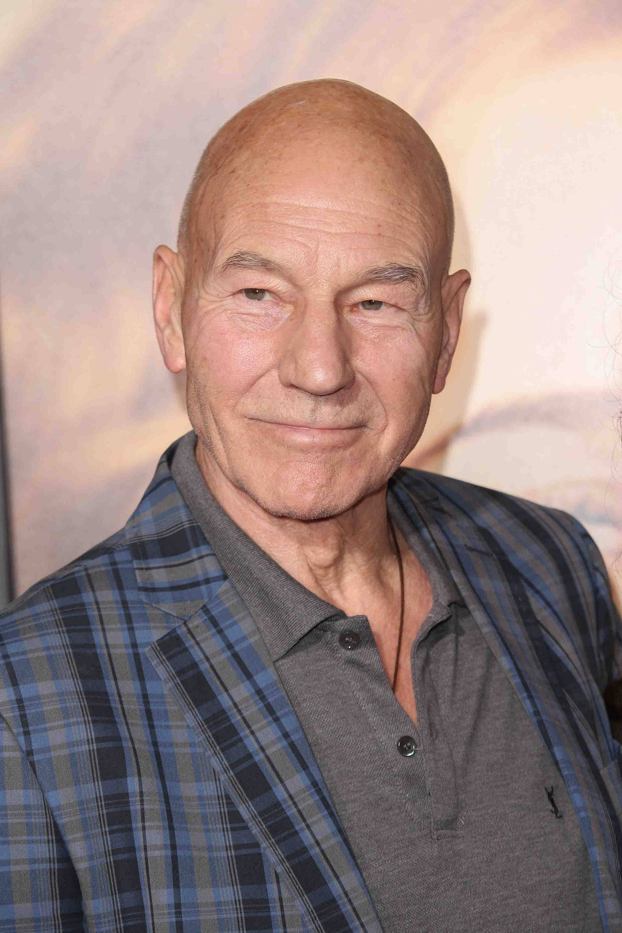 Downloaden Patrickstewart In Einem Karierten Mantel Wallpaper