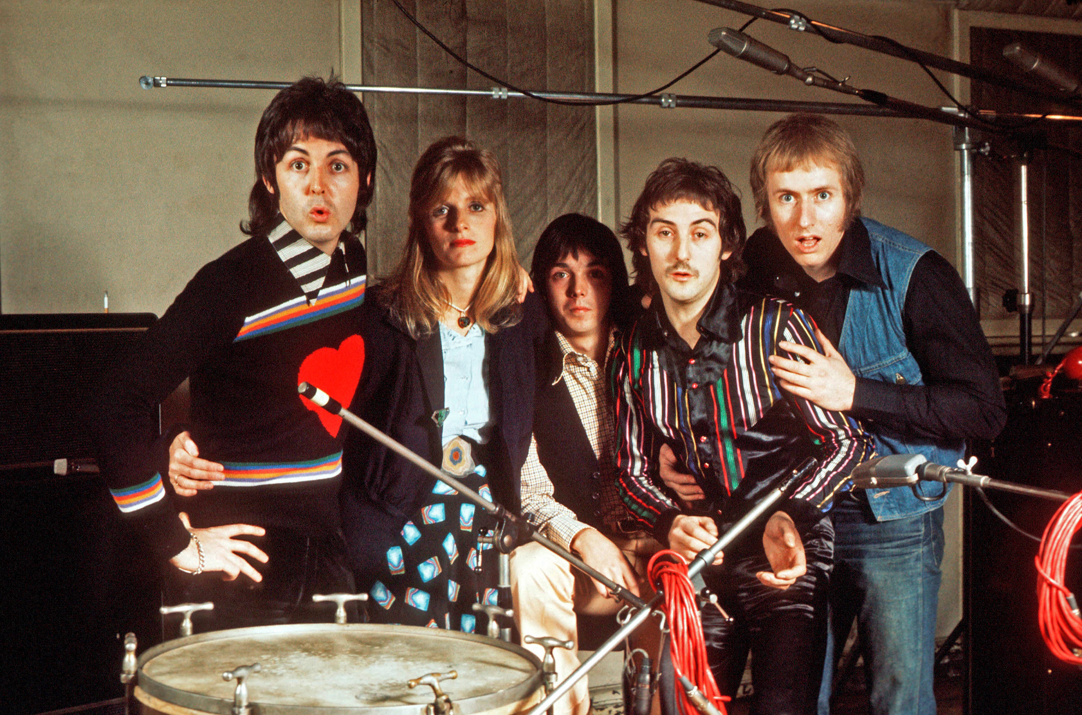 Группы 1976 года. Paul MCCARTNEY Wings. Группа Вингс пол Маккартни. Маккартни и группа Крылья. Wings группа 1976.