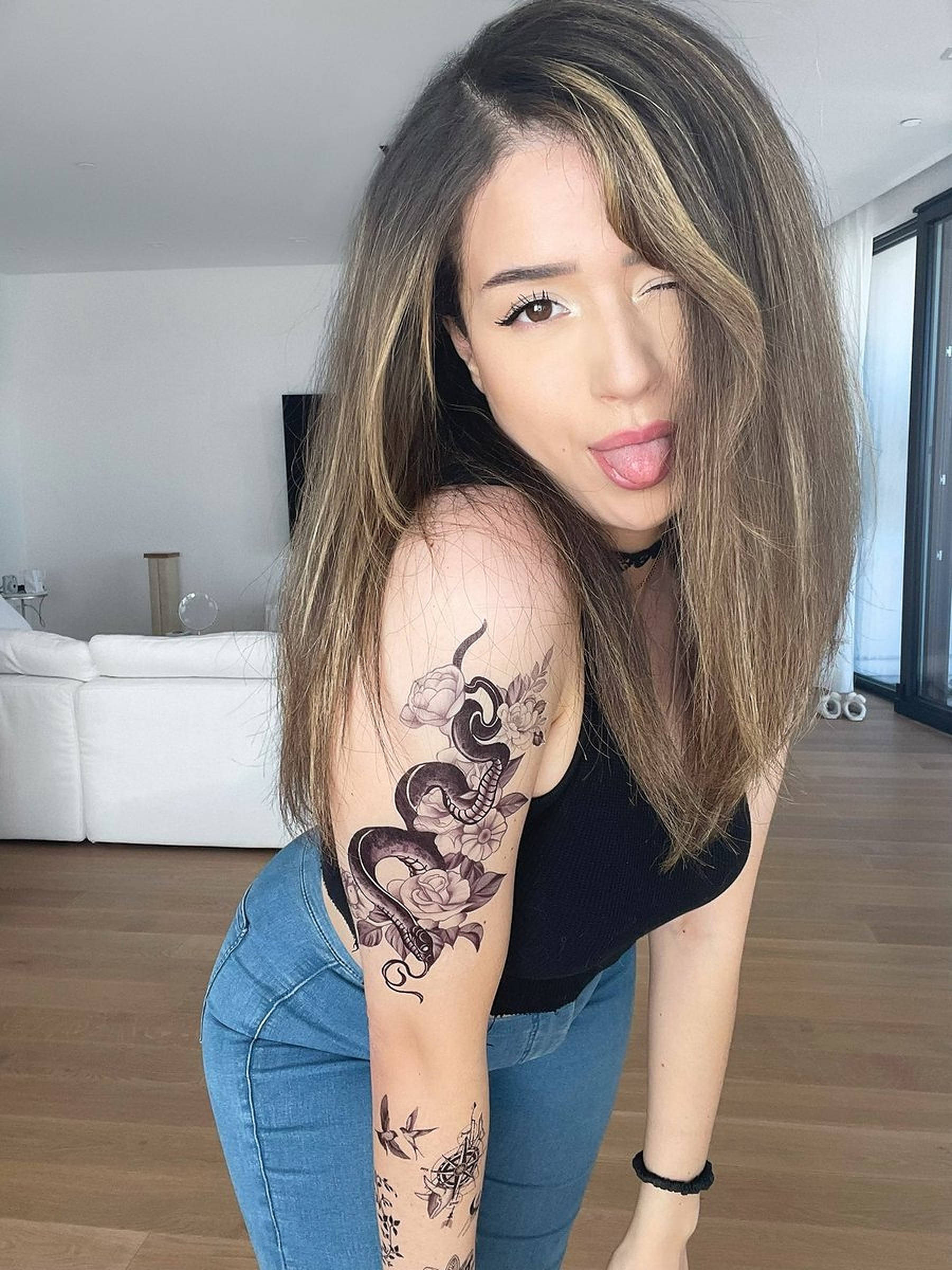 Downloaden Pokimane Zeigt Tattoo Wallpaper