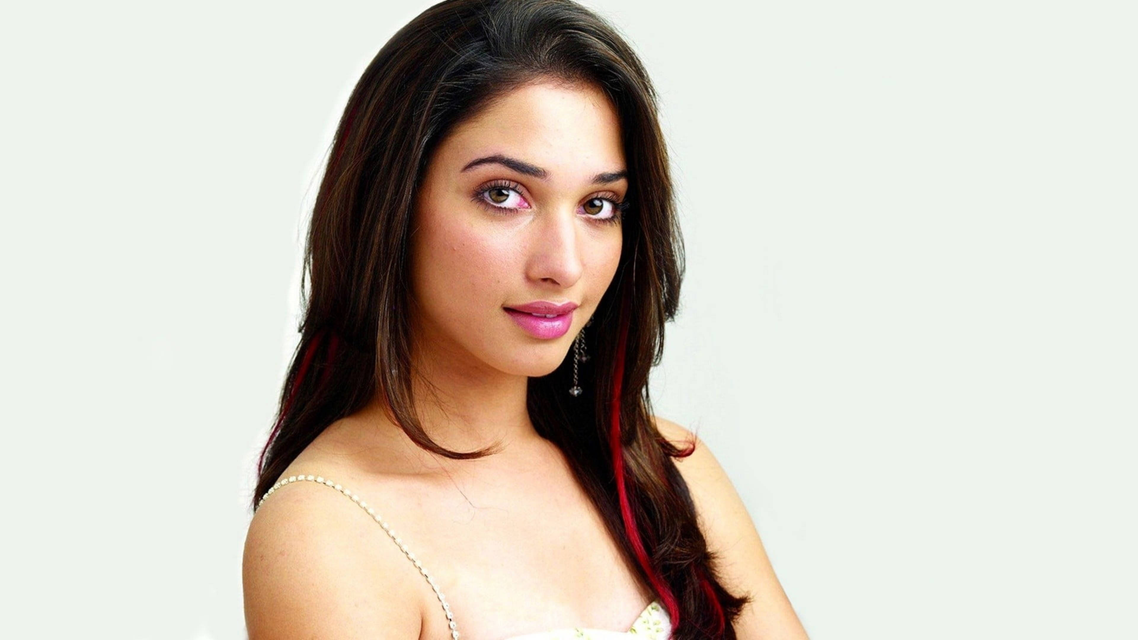 Download Popular Actress Tamannaah Bhatia Wallpaper 