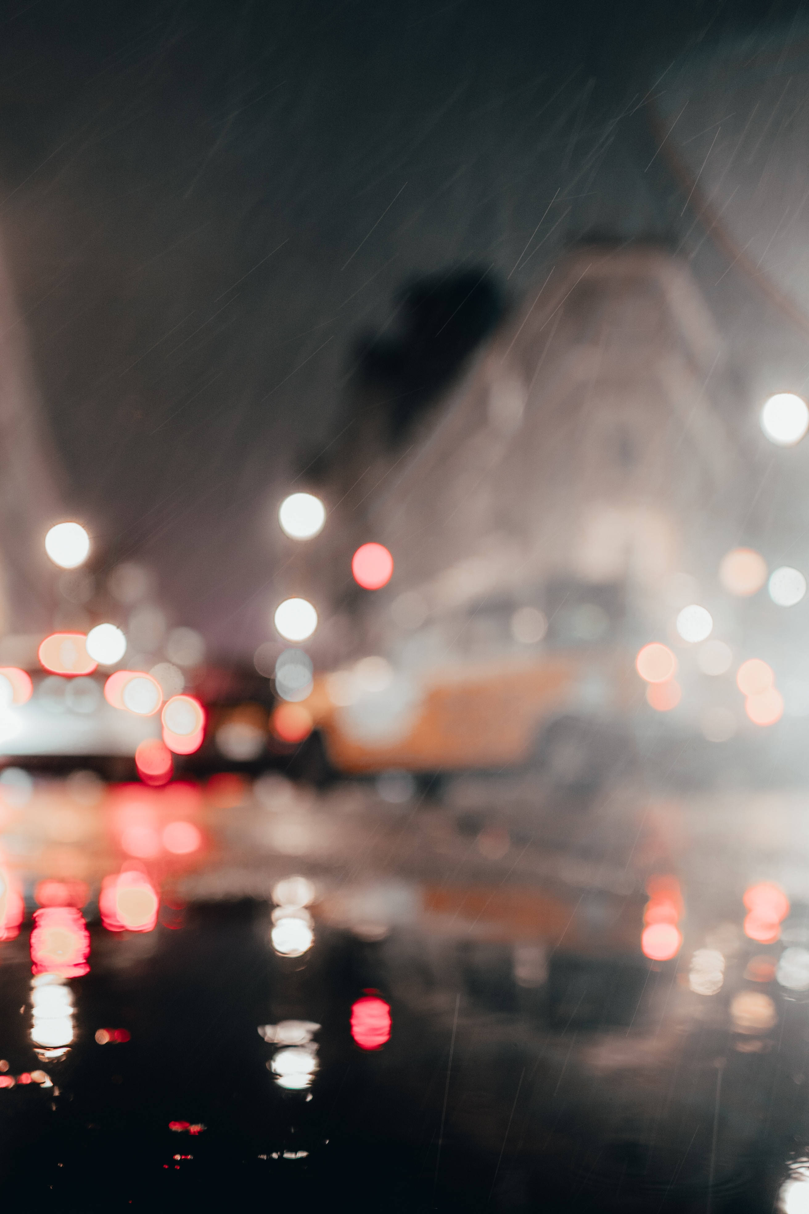 Downloaden Regen Auf Einer Stark Befahrenen Straße Bokeh Wallpaper