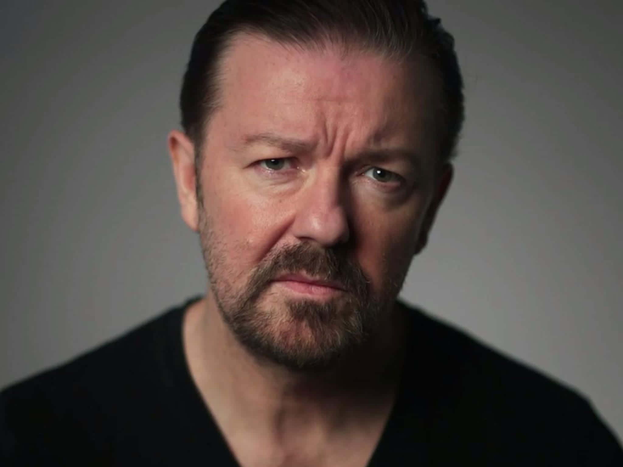 Download Ricky Gervais 2048 X 1536 Wallpaper Wallpaper | Wallpapers.com