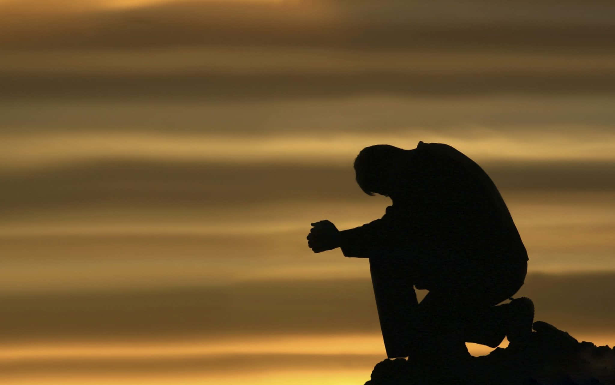 Размышление духа. Человек молится на коленях. Размышления о жизни. Одинокий мусульманин. Силуэт молящегося человека.