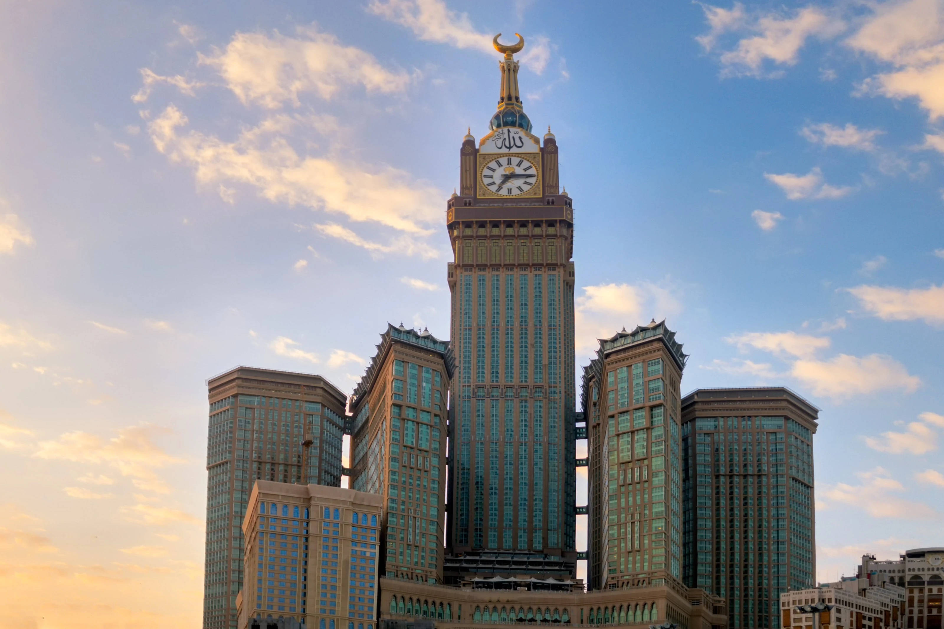 Royal tower hotel. Башня Абрадж Аль-Бейт. Часовая башня Абрадж Аль-Бейт. Часовой башне Абрадж Аль-Бейт в Мекке. Брадж Аль-Бейт, Мекка, Саудовская Аравия.