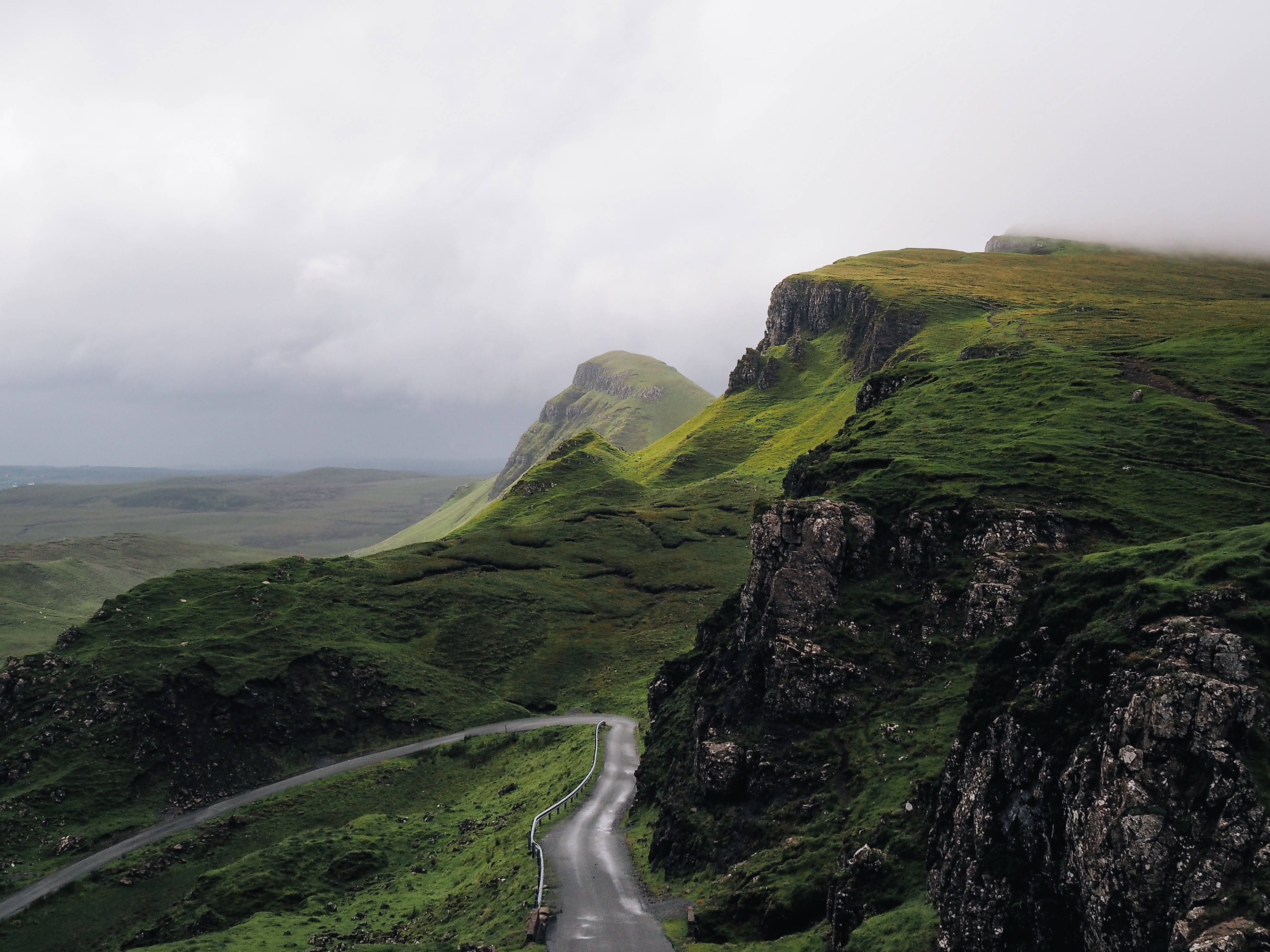 Известные местность. Green Hills зеленые холмы Ирландии. Исландия холмы. Горный рельеф Ирландии. Северная Ирландия рельеф и горы.