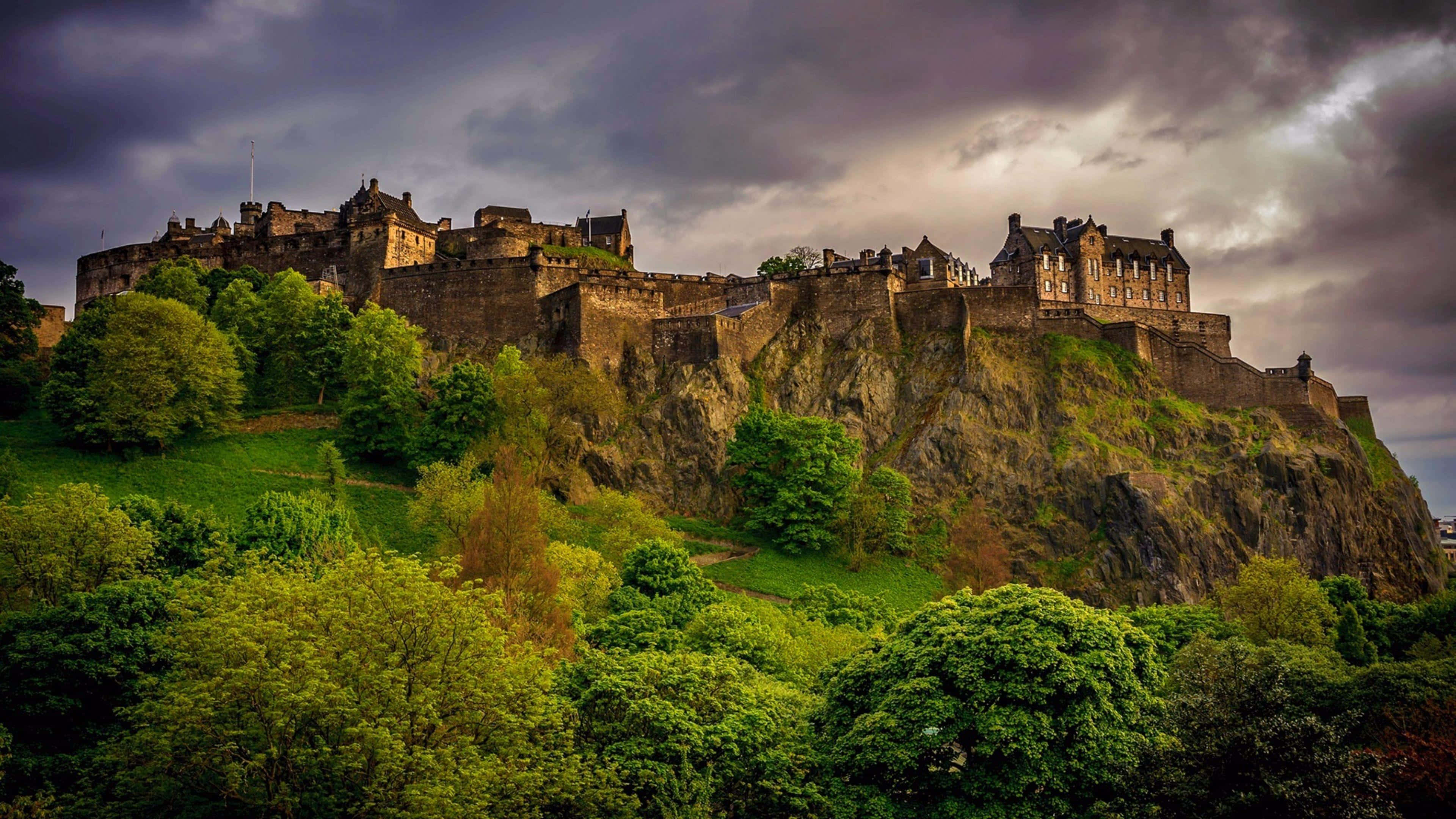 Шотландия. Эдинбургский замок Шотландия. Средневековый замок в Эдинбурге. Эдинбургский замок замок Великобритании. Замок Эдинбург в Шотландии.