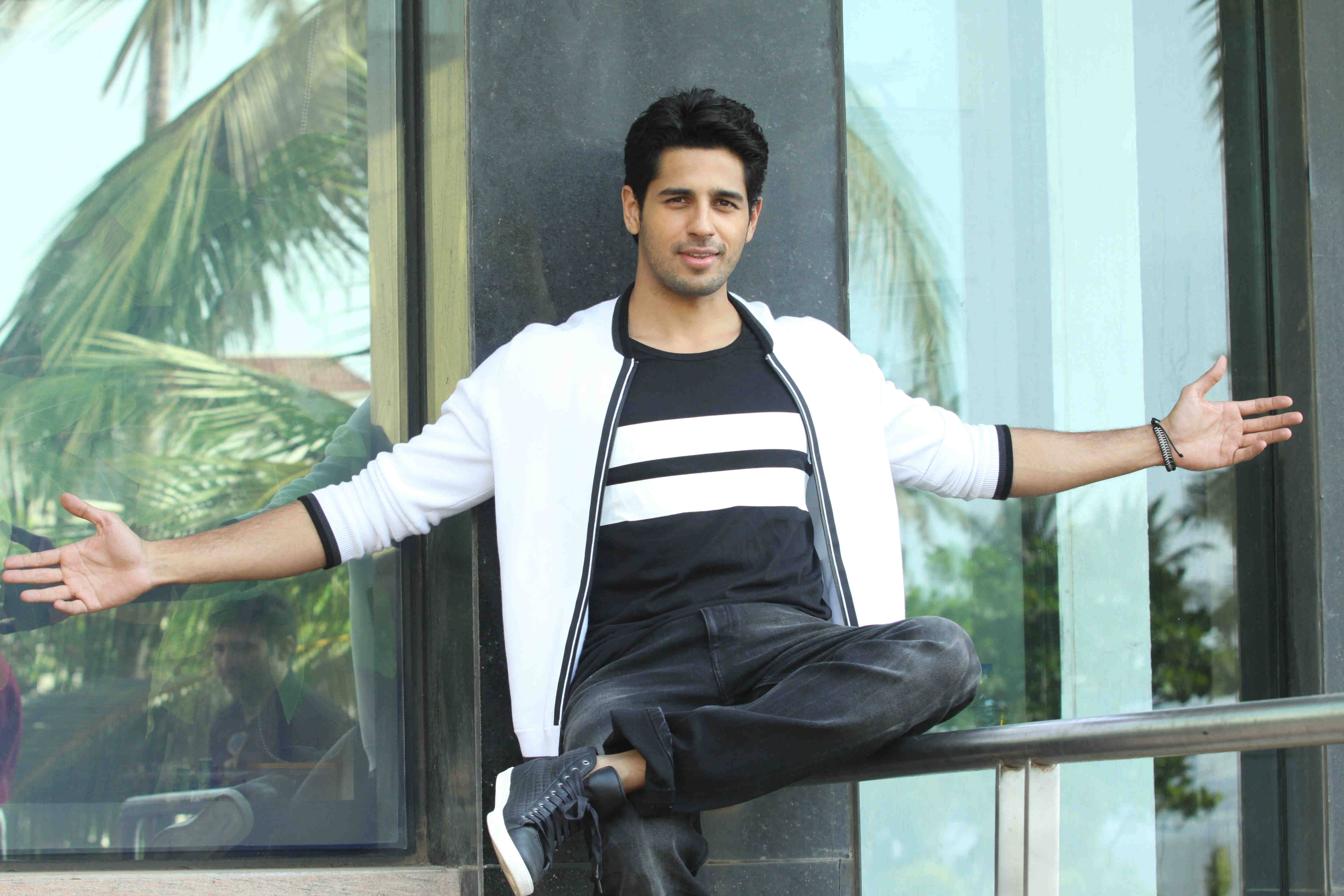Download Sidharth Malhotra In A White Cardigan Wallpaper 