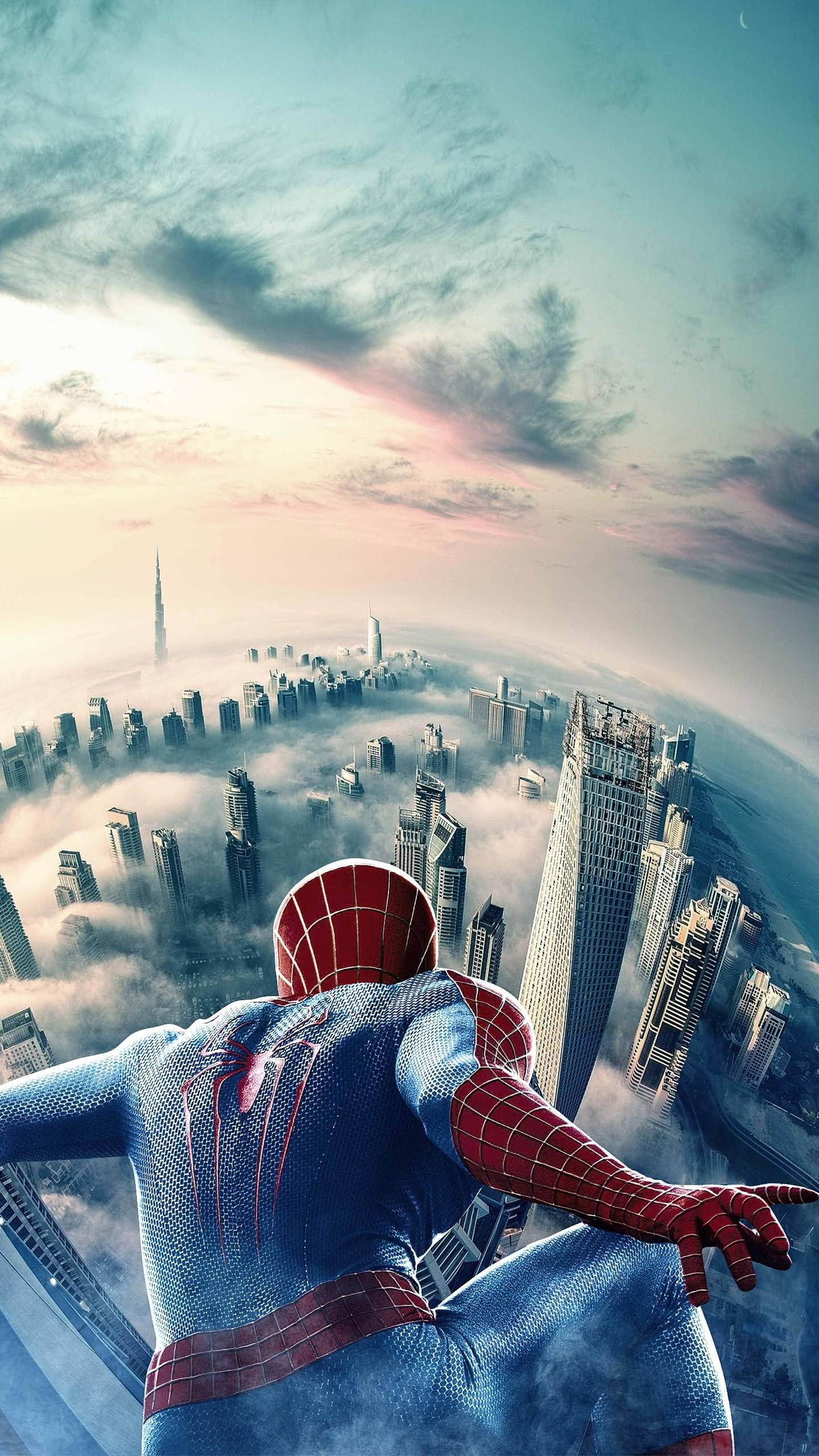 Với hình nền Spiderman, nhận thấy anh ta đang đứng nhìn xuống thị trấn đang bừng sáng bởi ánh đèn, tạo nên một không khí huyền bí, đầy kích thích. Hãy tải ngay để cảm nhận sự phiêu lưu này. 