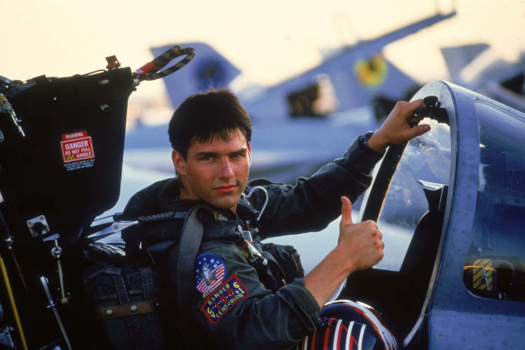 Тома пилот. Том Круз Top Gun 1986. Топ Ган Мэверик 1986. Топ Ган Маверик куртка том Круз. Топ Ган Мэверик 1986 том Круз.