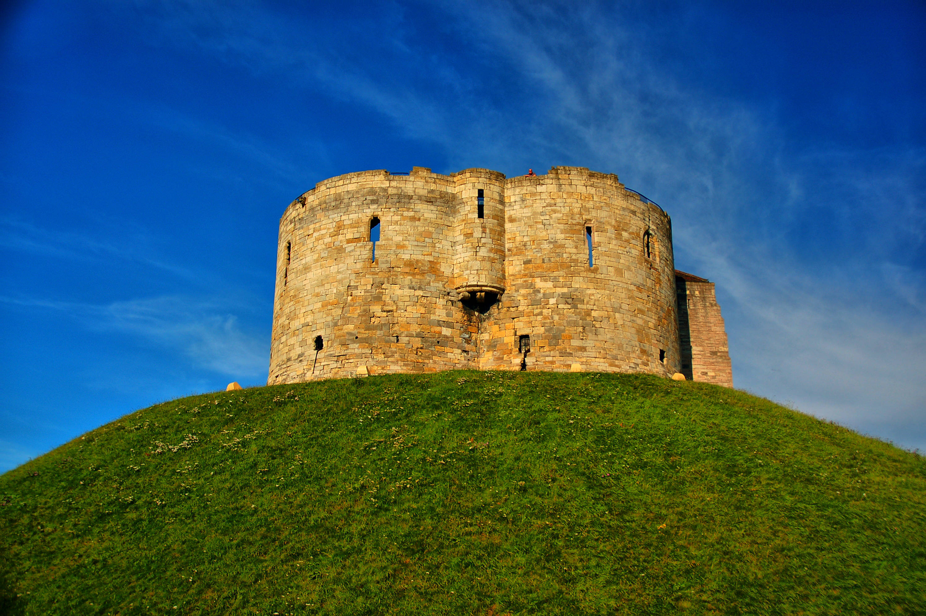 York castle. Великобритания. Крепость Йорк. Крепость желтая с башней. Замок Йорк. Крепость города Йорка.