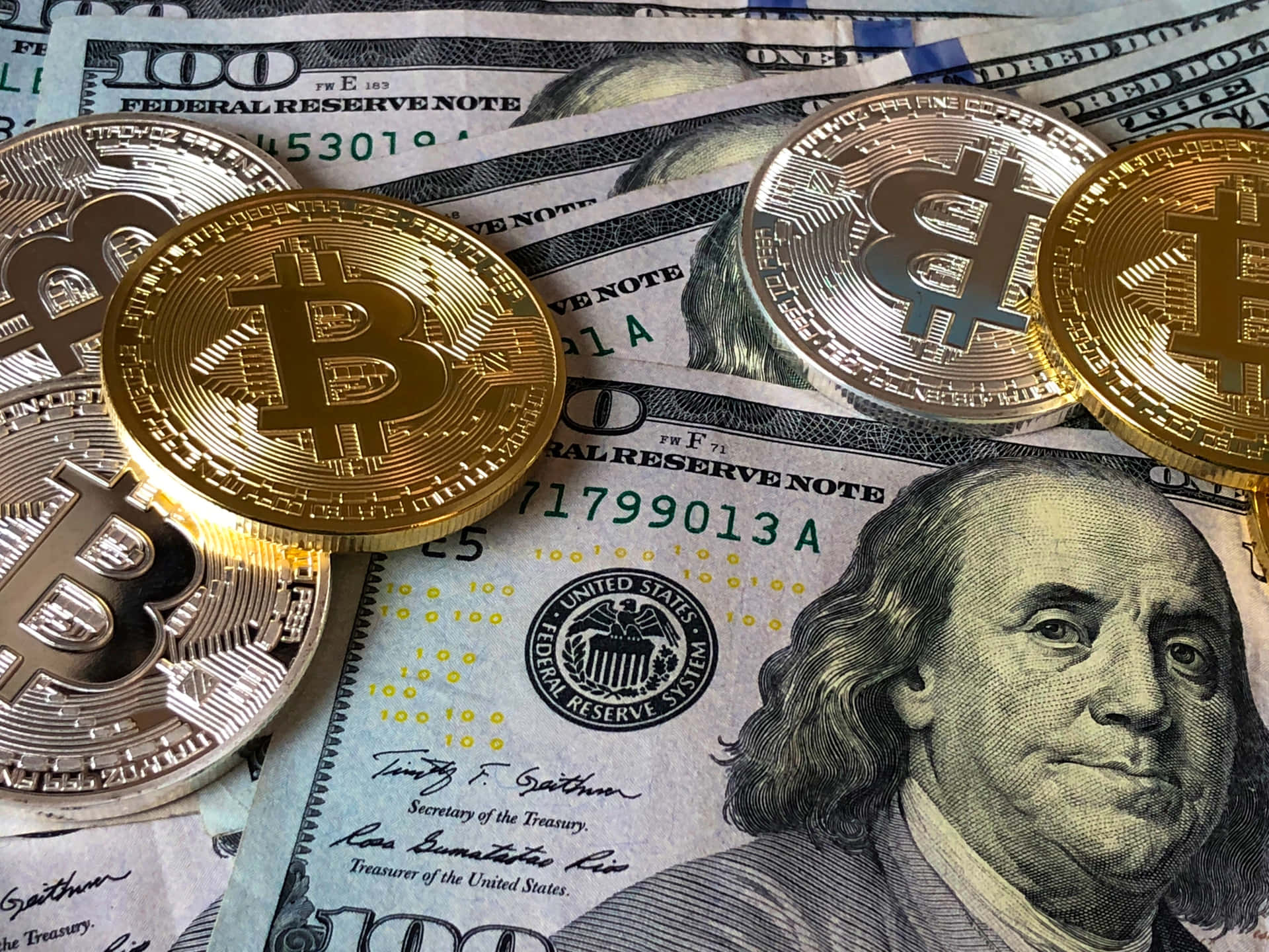 Montónde Billetes De 100 Dólares Con Monedas De Bitcoin. Fondo de pantalla