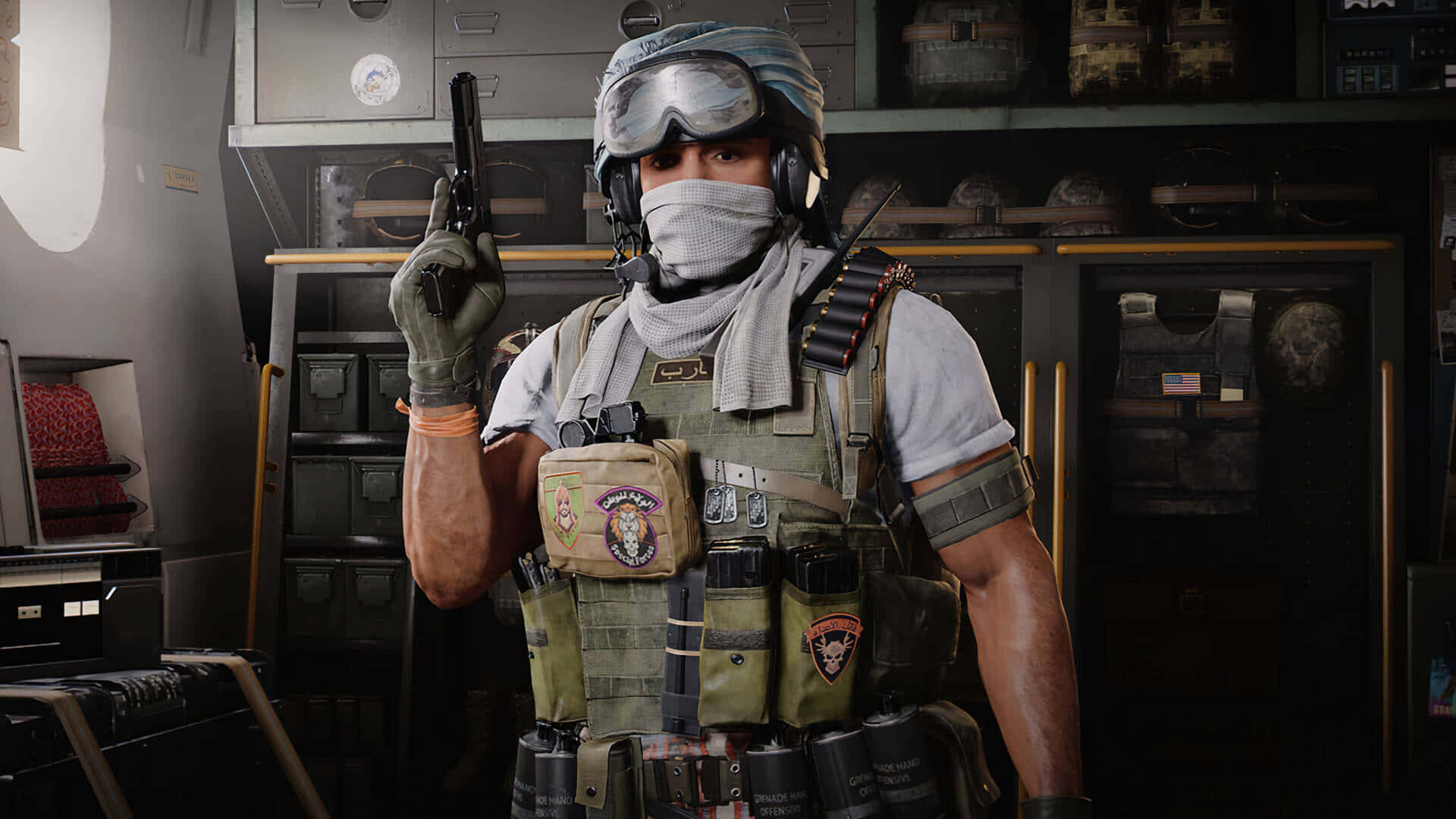Enman I Uniform Som Håller En Pistol