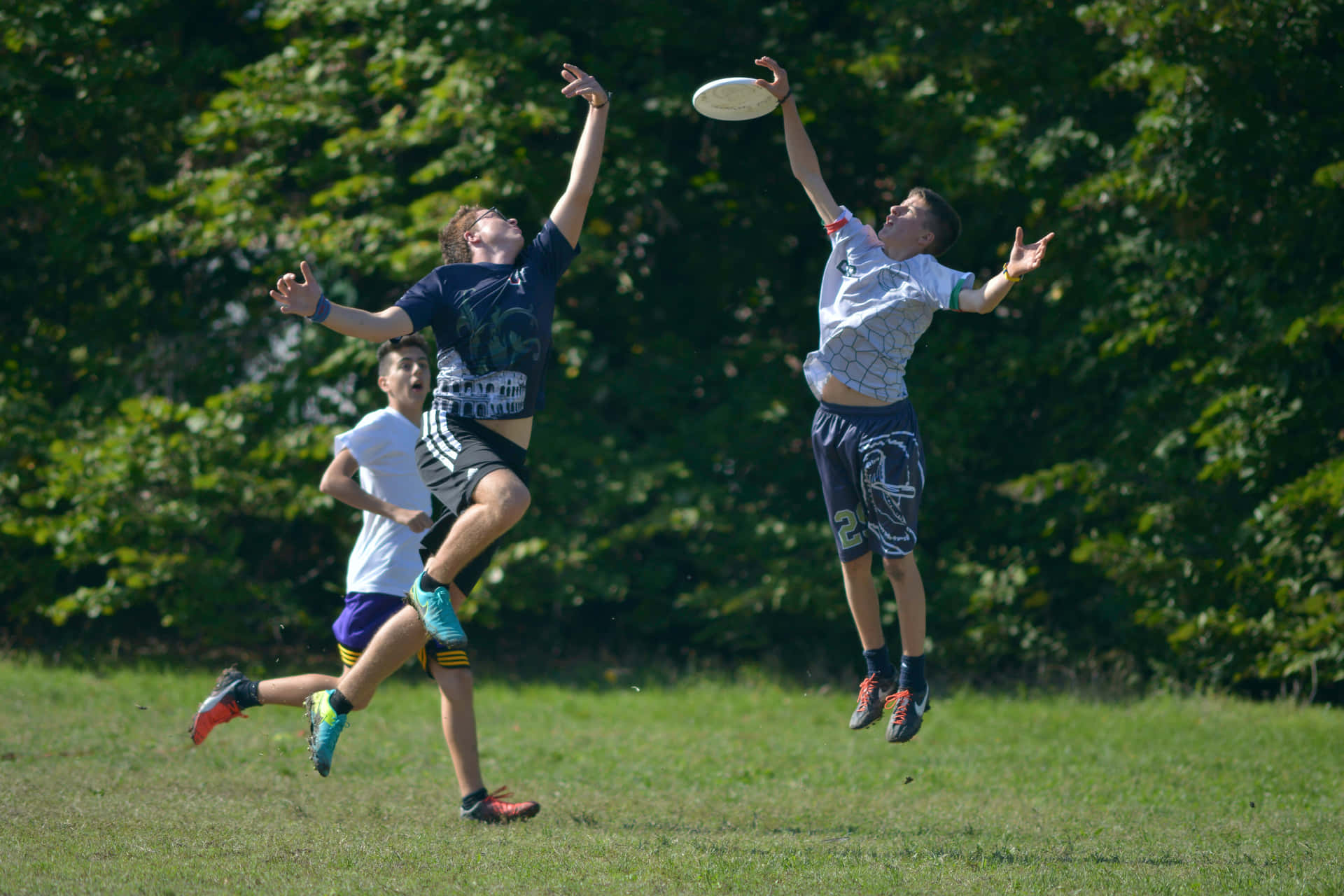 Captivating 1080p Ultimate Frisbee in Flight