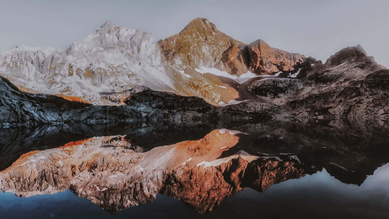 Beautiful Mountain Lake Wallpaper