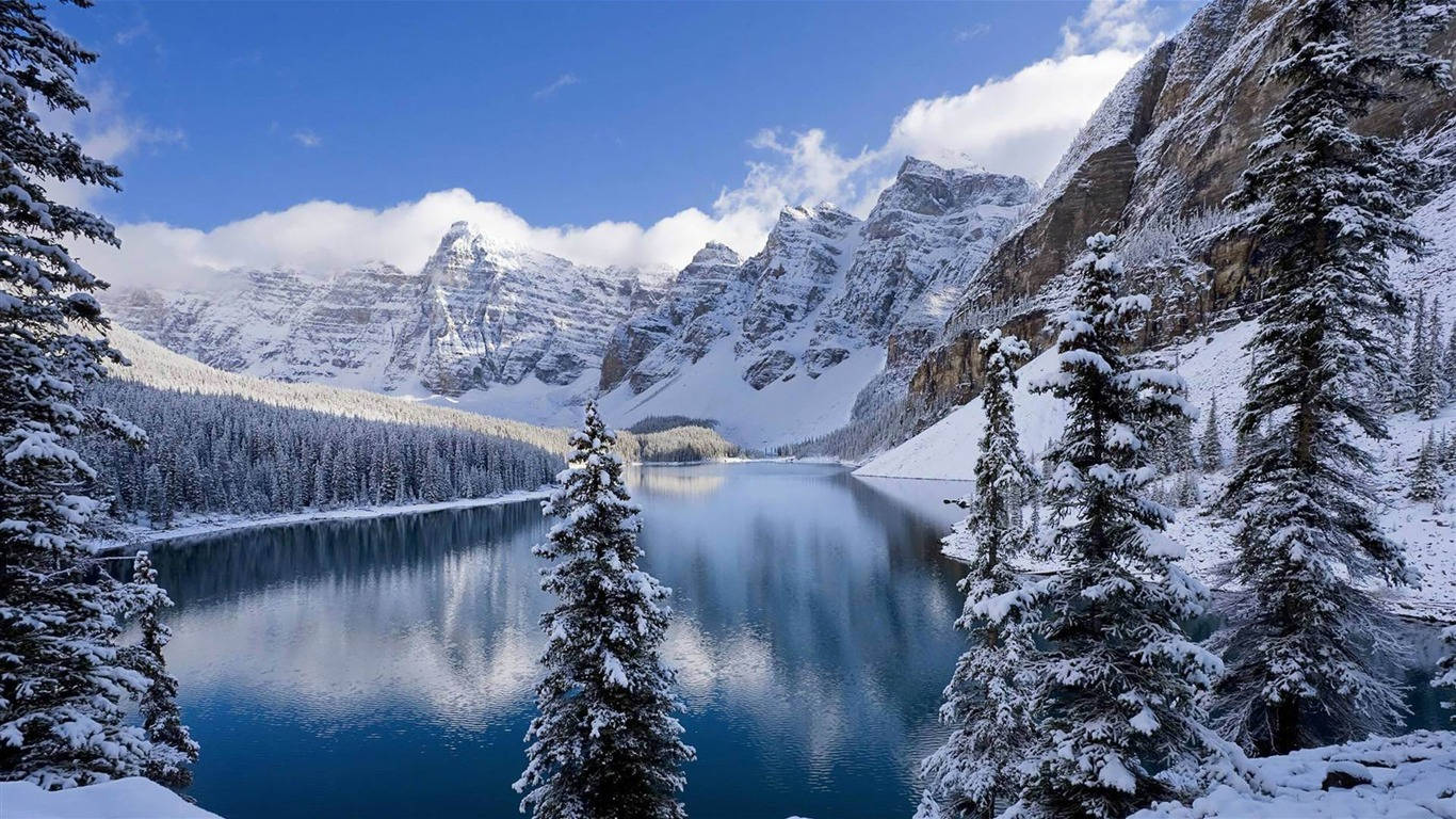 Einblick Auf Eine Wunderschöne Winterlandschaft Mit Schneebedeckten Bergen Und Bäumen. Wallpaper