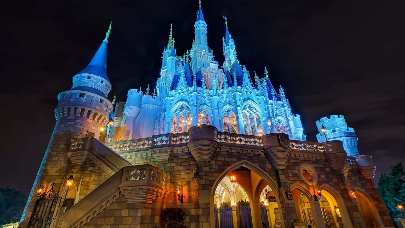Cinderellaschloss Niedriger Kamerawinkel 1366x768 Disney Hintergrund