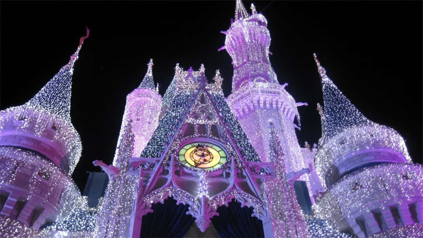Drømmende lilla Cinderella Castle Lav vinkel 1366x768 Disney Baggrund