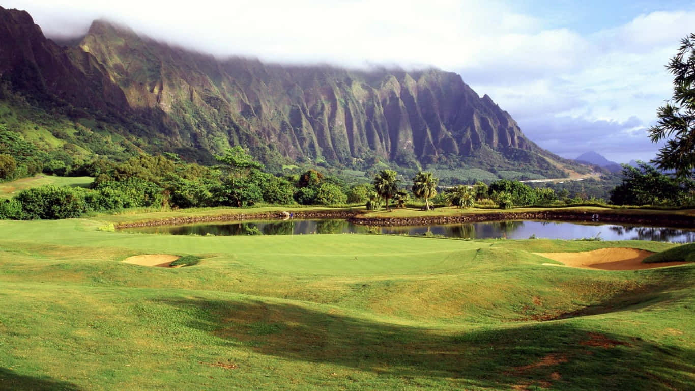 Njutav Golf Med En Energigivande Vy Över Landsbygden.