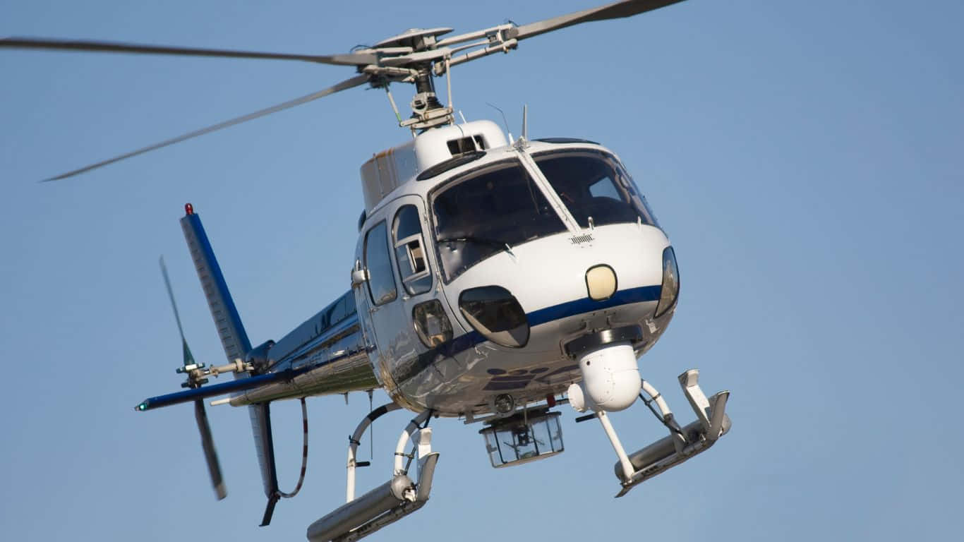 down - En helikopter flyver gennem himlen med landingstog ned