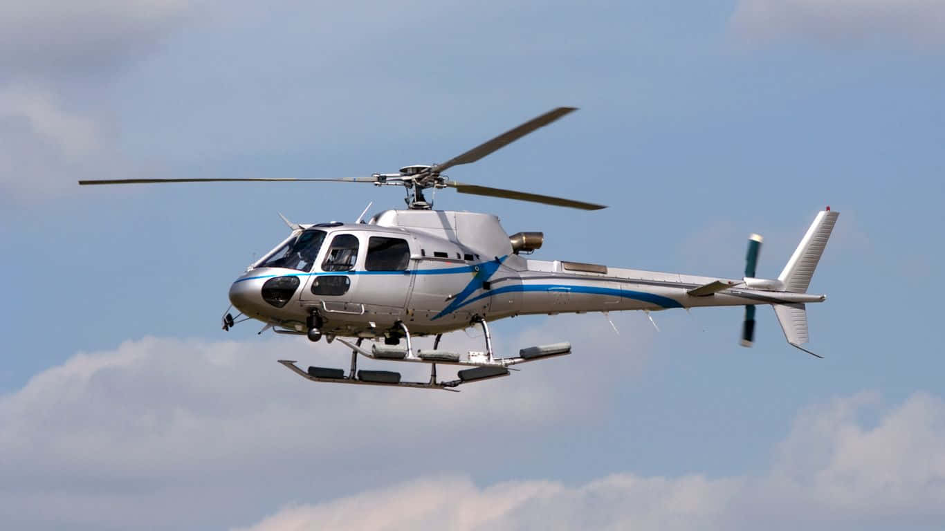 En sort og hvid helikopter i bredt dagslys