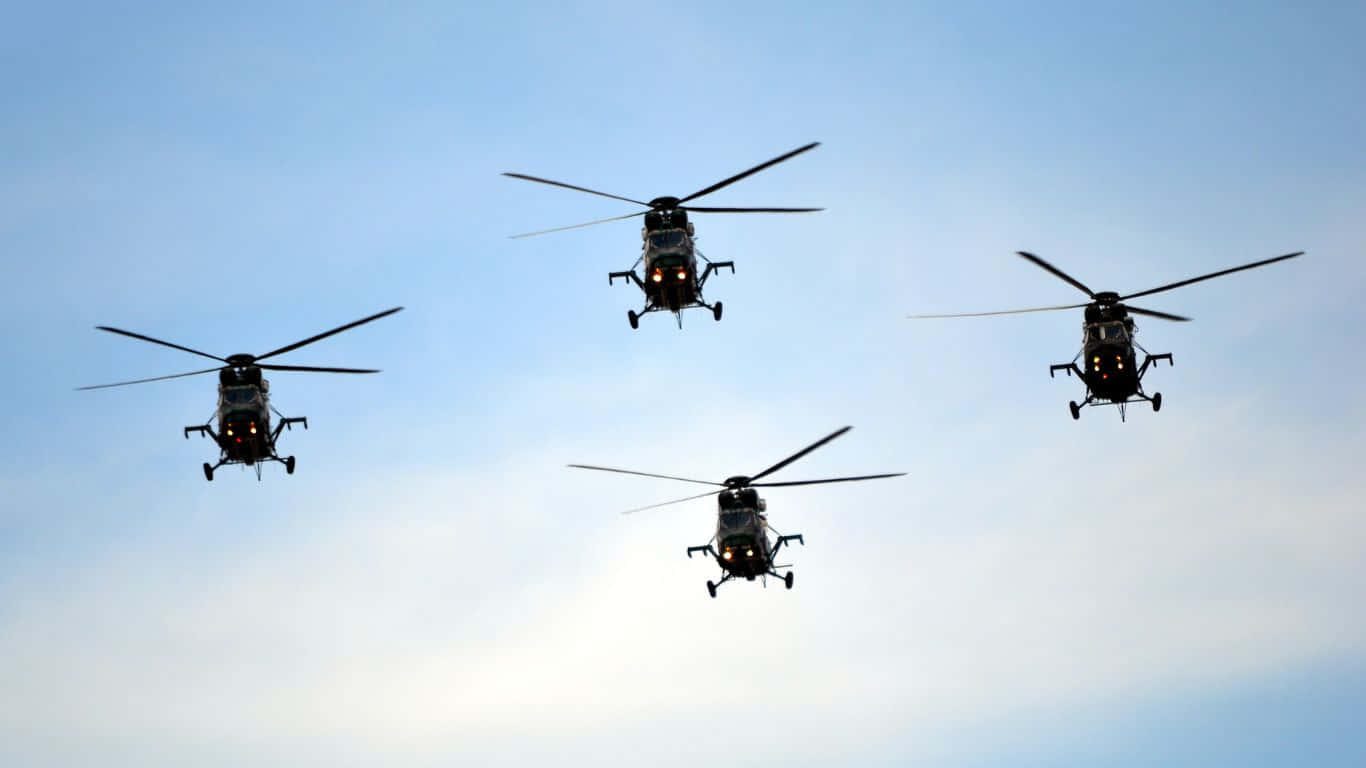 Fire helikoptere flyver i formation i himlen