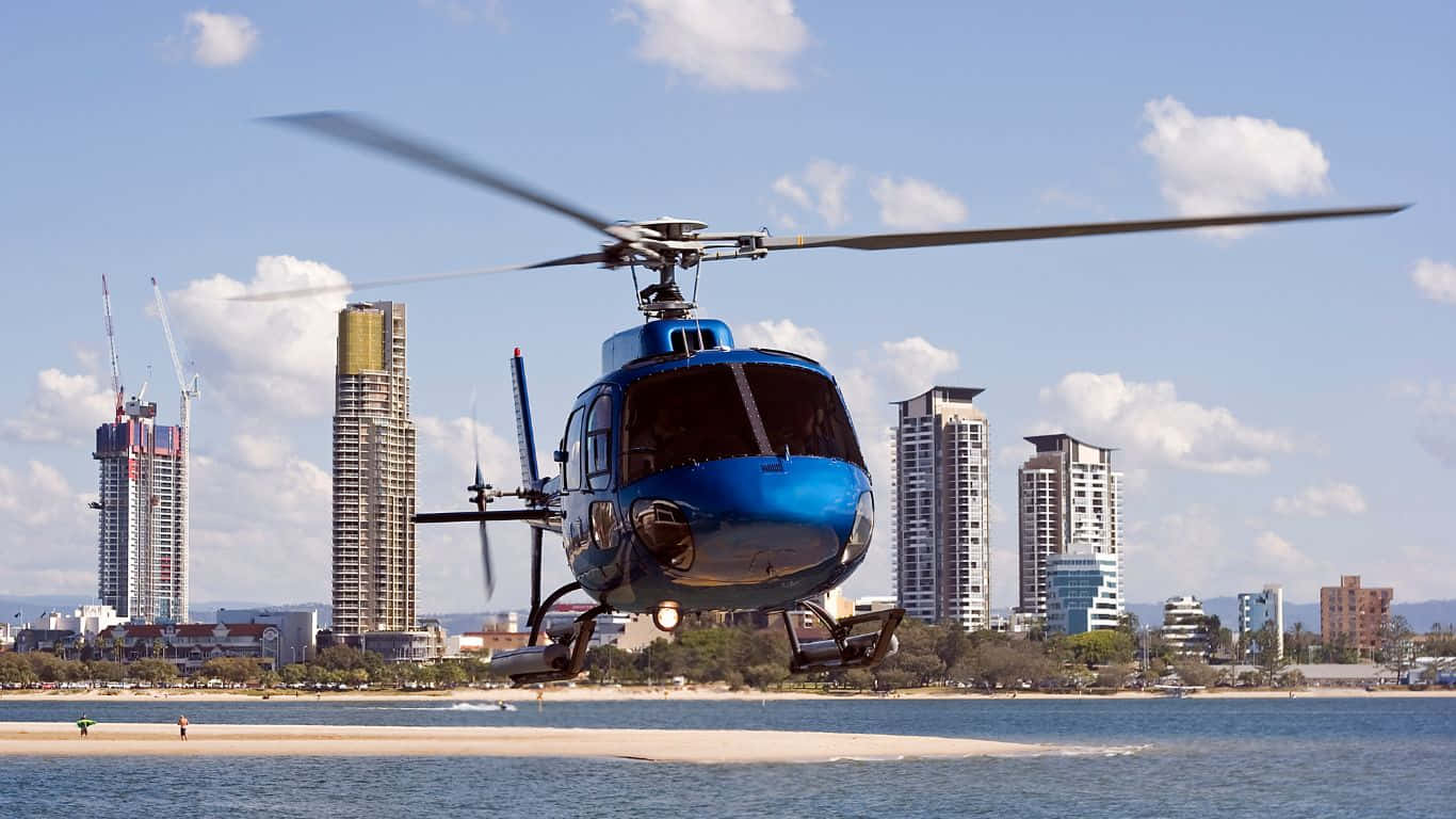 Et by-oversigt fra en helikopter i luften