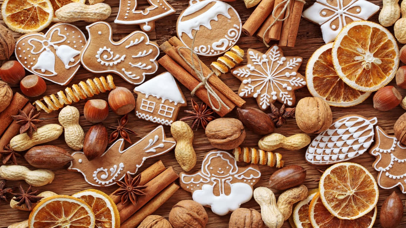 En samling af gingerbread cookies, nødder og appelsiner