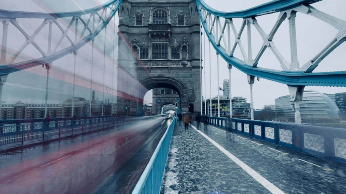 1366x768bakgrundsbild Av Resestället Tower Bridge I London.