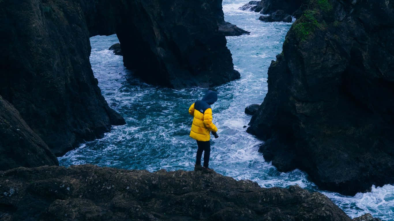 1366x768 Man Wearing Yellow Coat On Travel Background