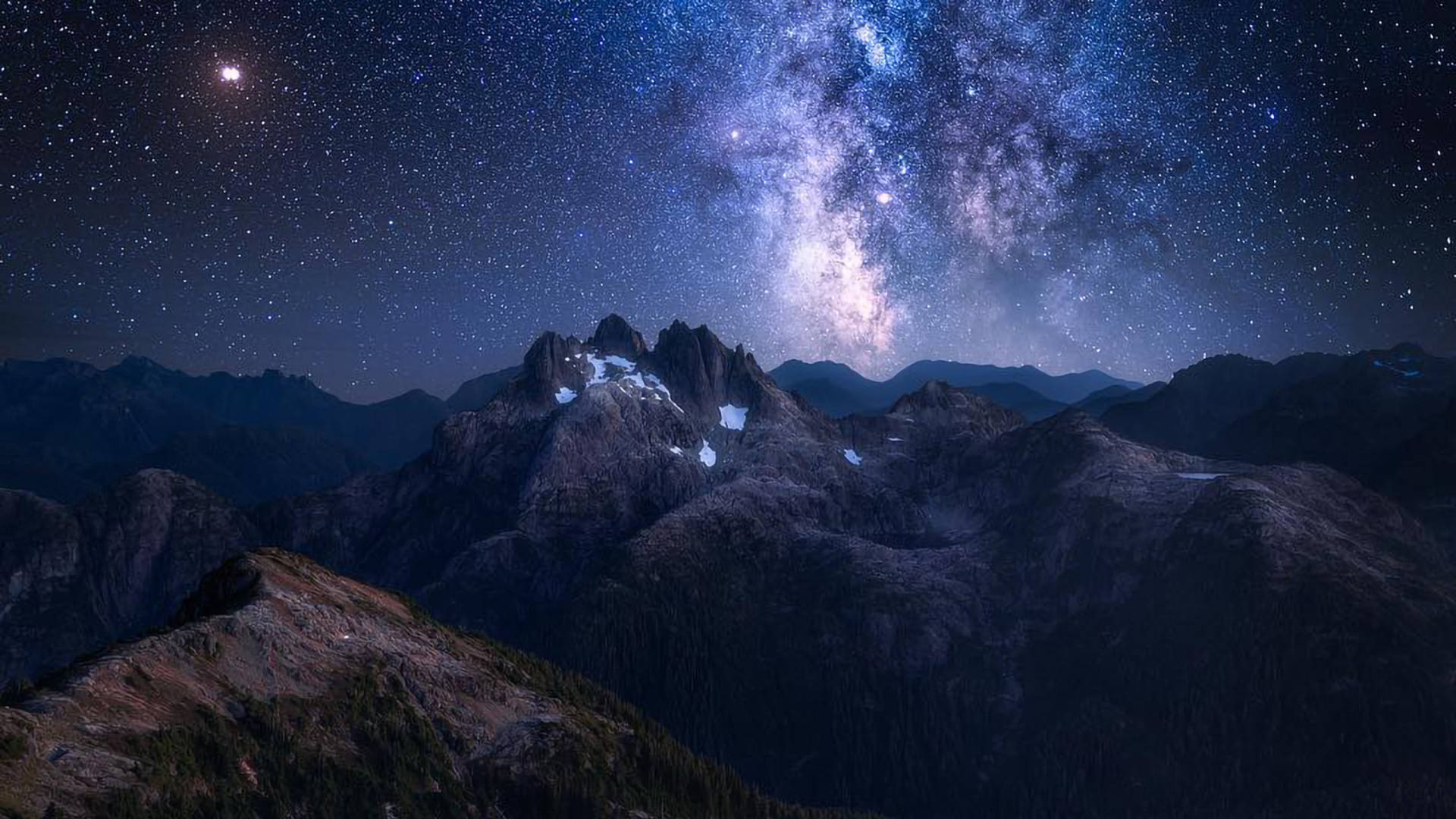Unacadena Montañosa Con Estrellas Y La Vía Láctea Sobre Ella Fondo de pantalla