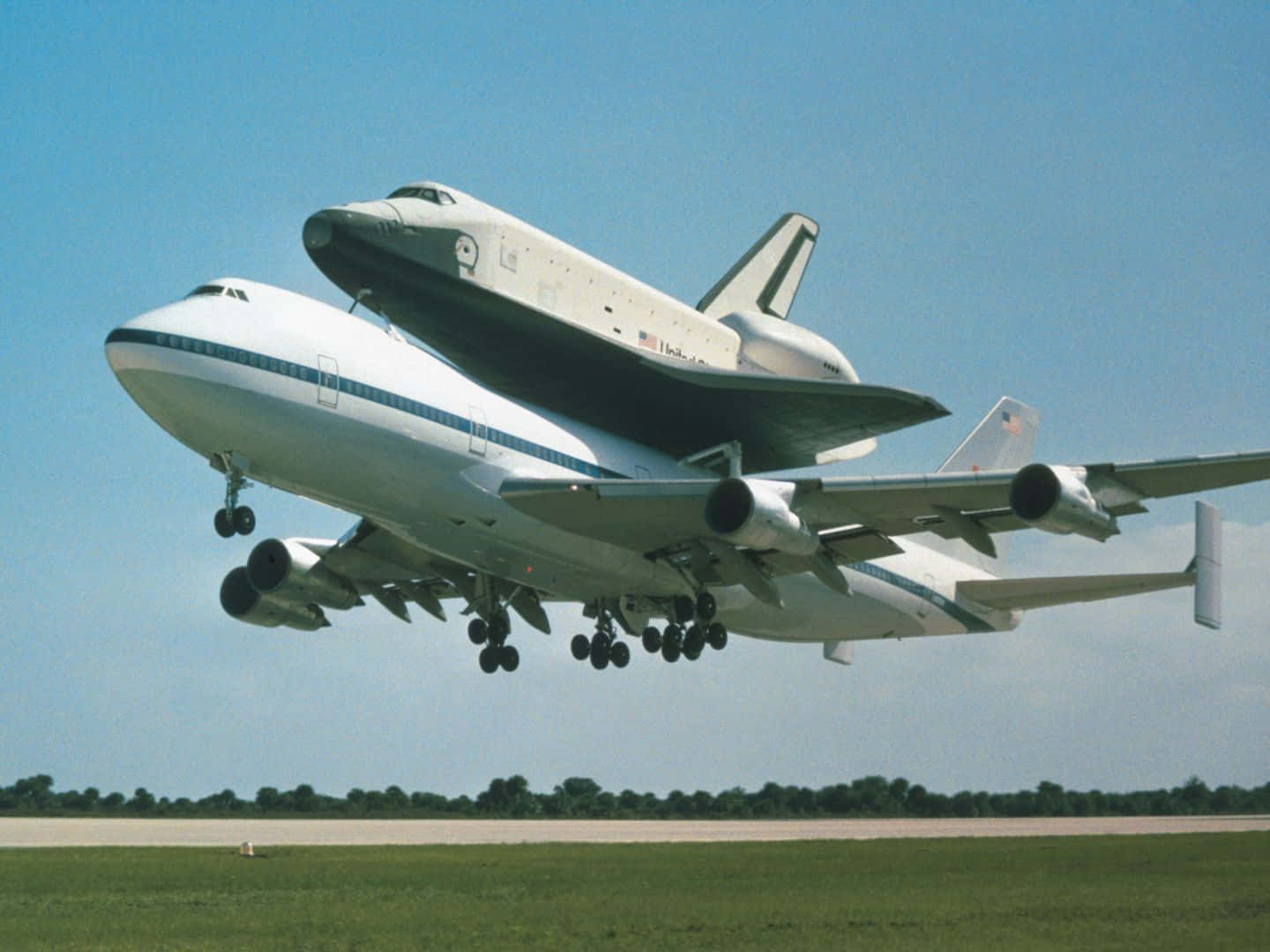 Eingroßes Düsenflugzeug Mit Einem Space Shuttle Darauf