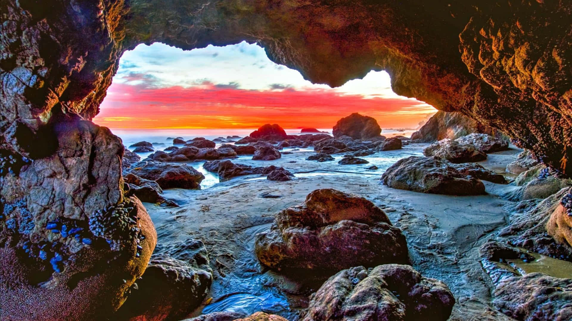 1440p Malibu Beach Cave Background
